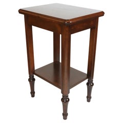 Traditioneller Wood End Table mit unterer Ablage