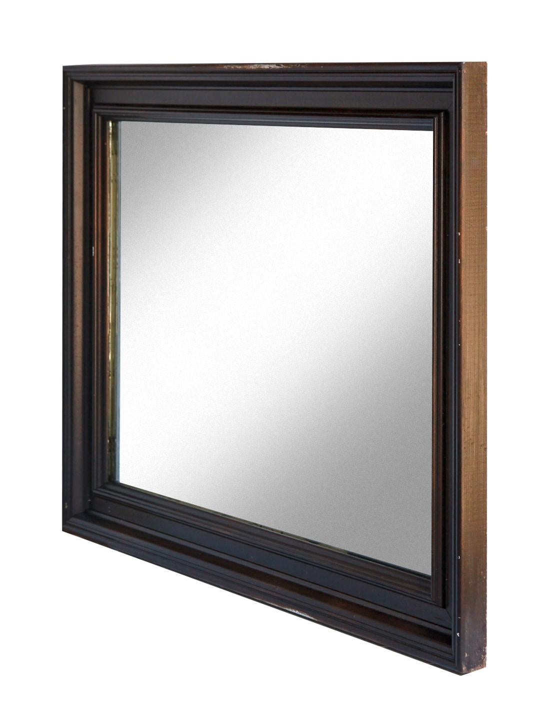 Uno specchio con cornice in legno con una ricca colorazione marrone applicata sulla finitura originale verniciata.
Questa tecnica crea un effetto a strati che mette in risalto la texture e la profondità della cornice.
Per un interno dal fascino