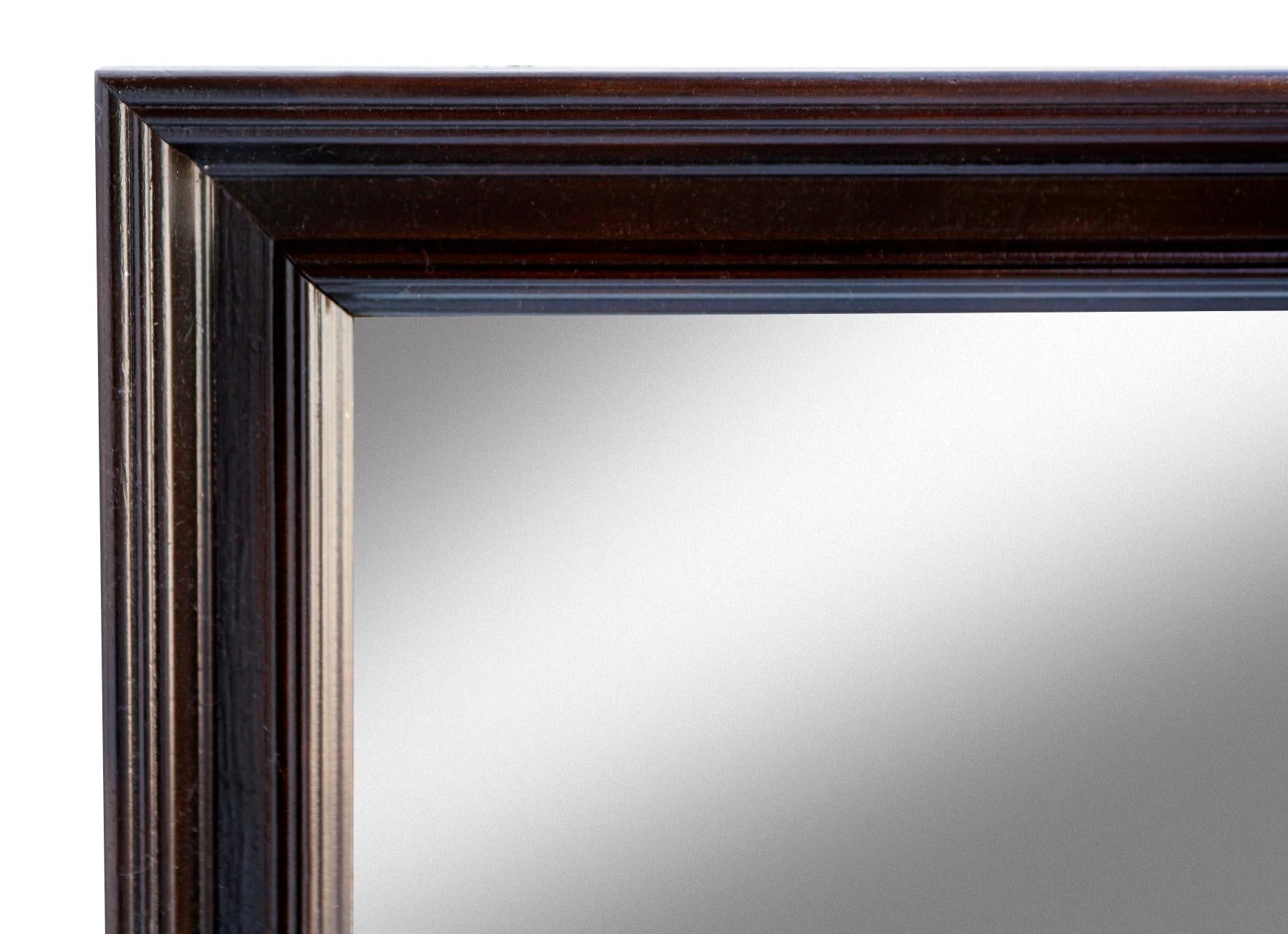 Specchio tradizionale con cornice in Wood in marrone scuro In condizioni buone in vendita a Malibu, CA