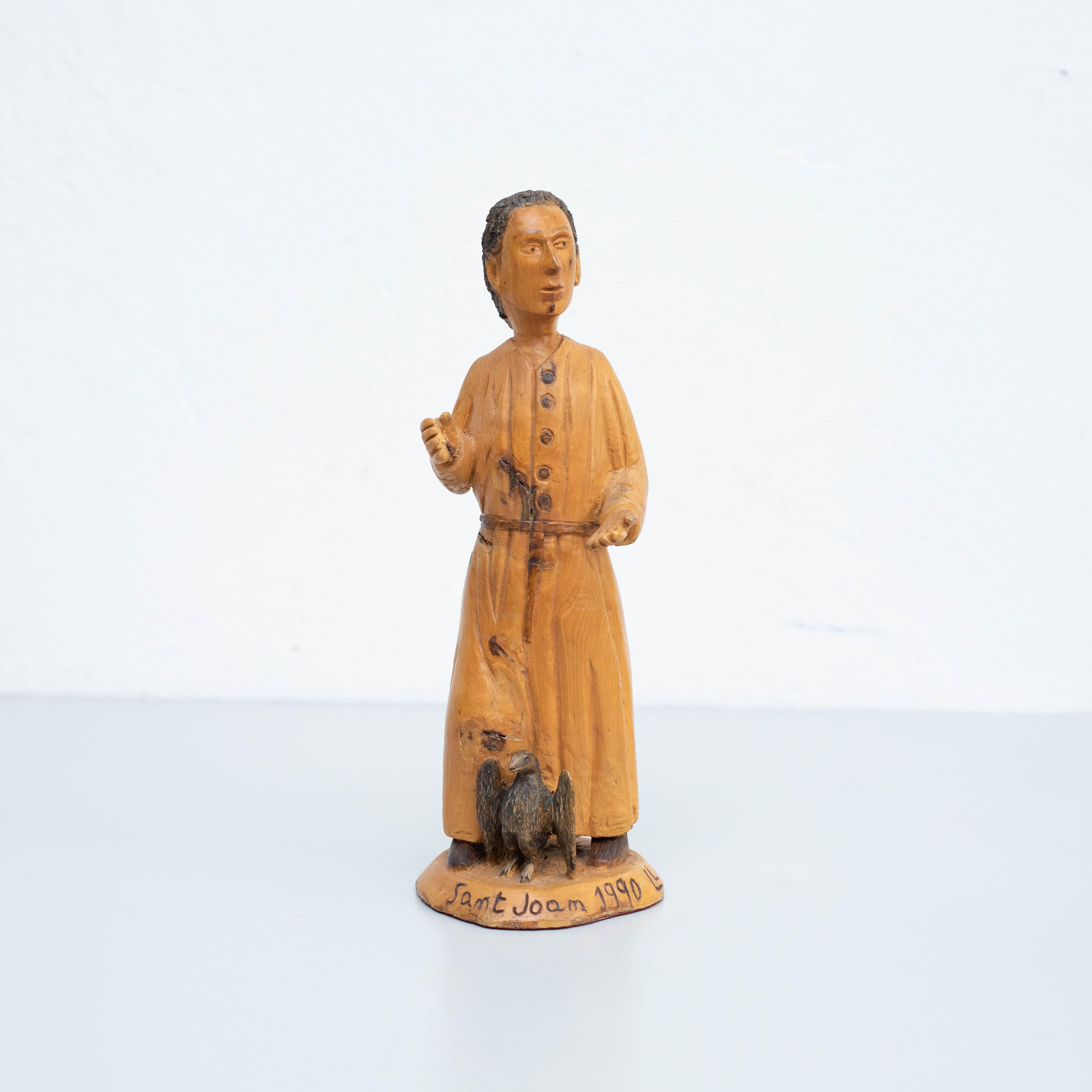 Traditionelle hölzerne Skulptur der Heiligen Johanna aus der Pastoral.  Handgefertigt in den katalanischen Pyrenäen, 1990.    Unterzeichnet von Ll.Pujol    Originaler Zustand mit geringen alters- und gebrauchsbedingten Abnutzungserscheinungen, der