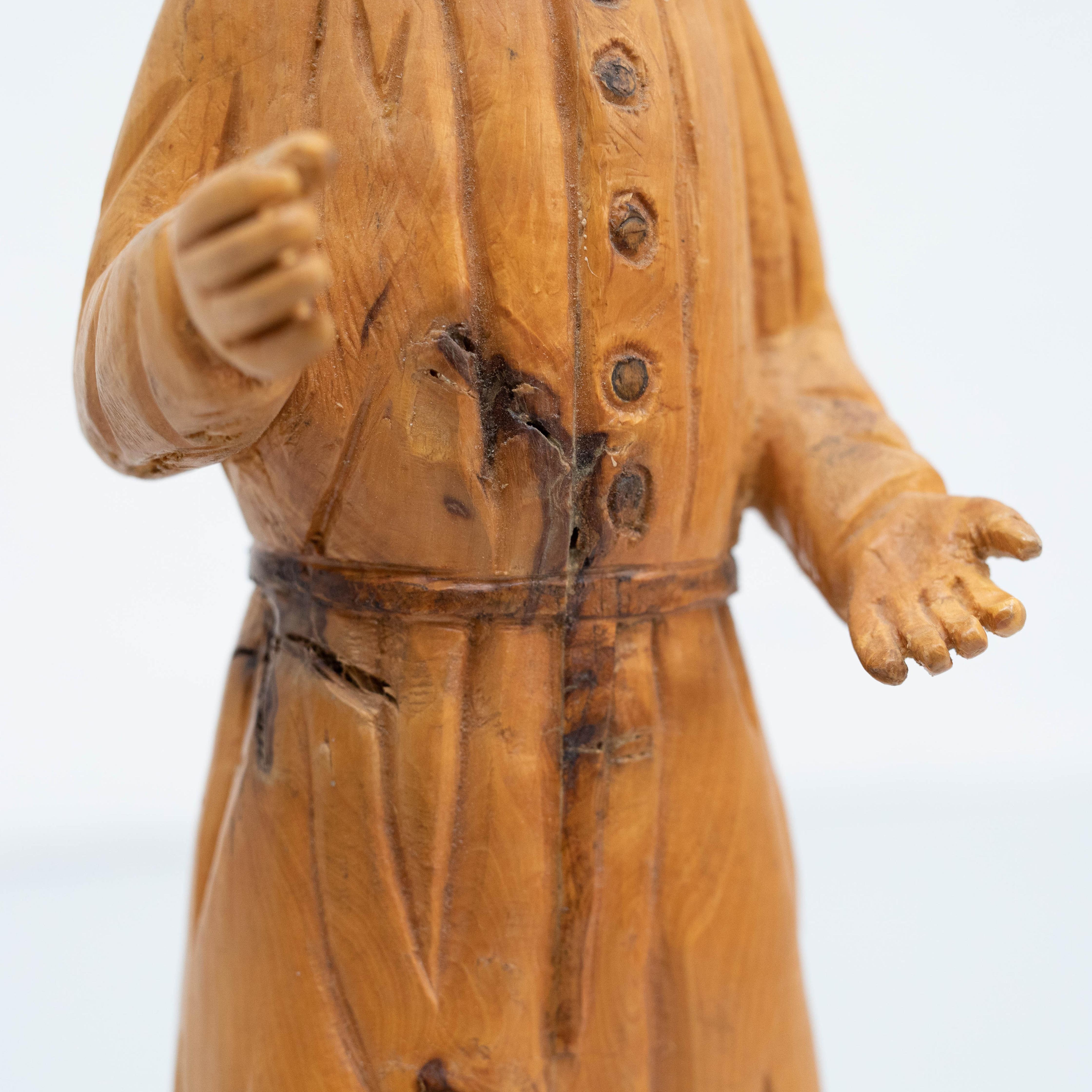 Traditionelle Holz-Skulptur der Heiligen Joan, Pastoral Art (Ende des 20. Jahrhunderts) im Angebot