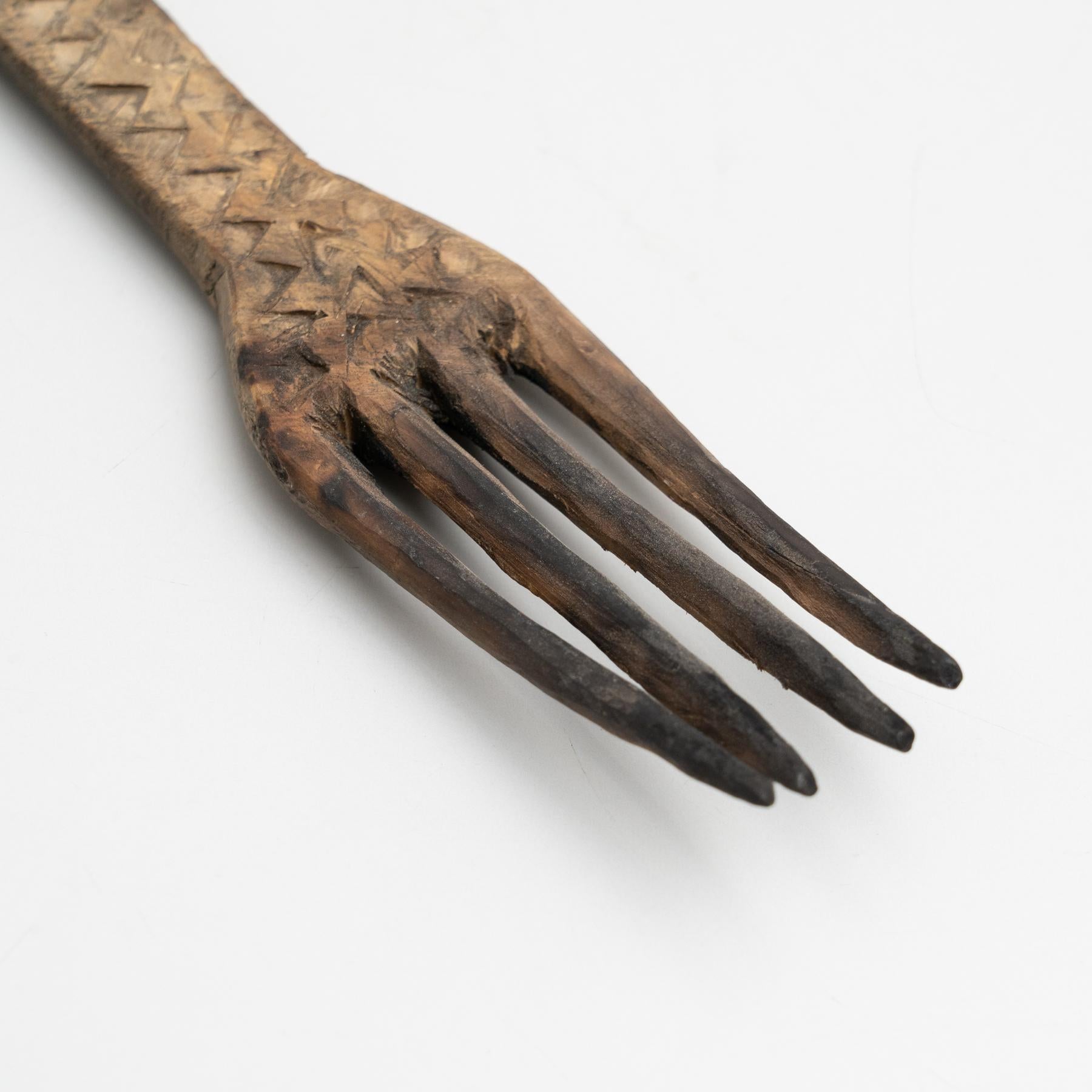 Traditionelle primitive handgeschnitzte pastorale Gabel aus Holz im Angebot 5