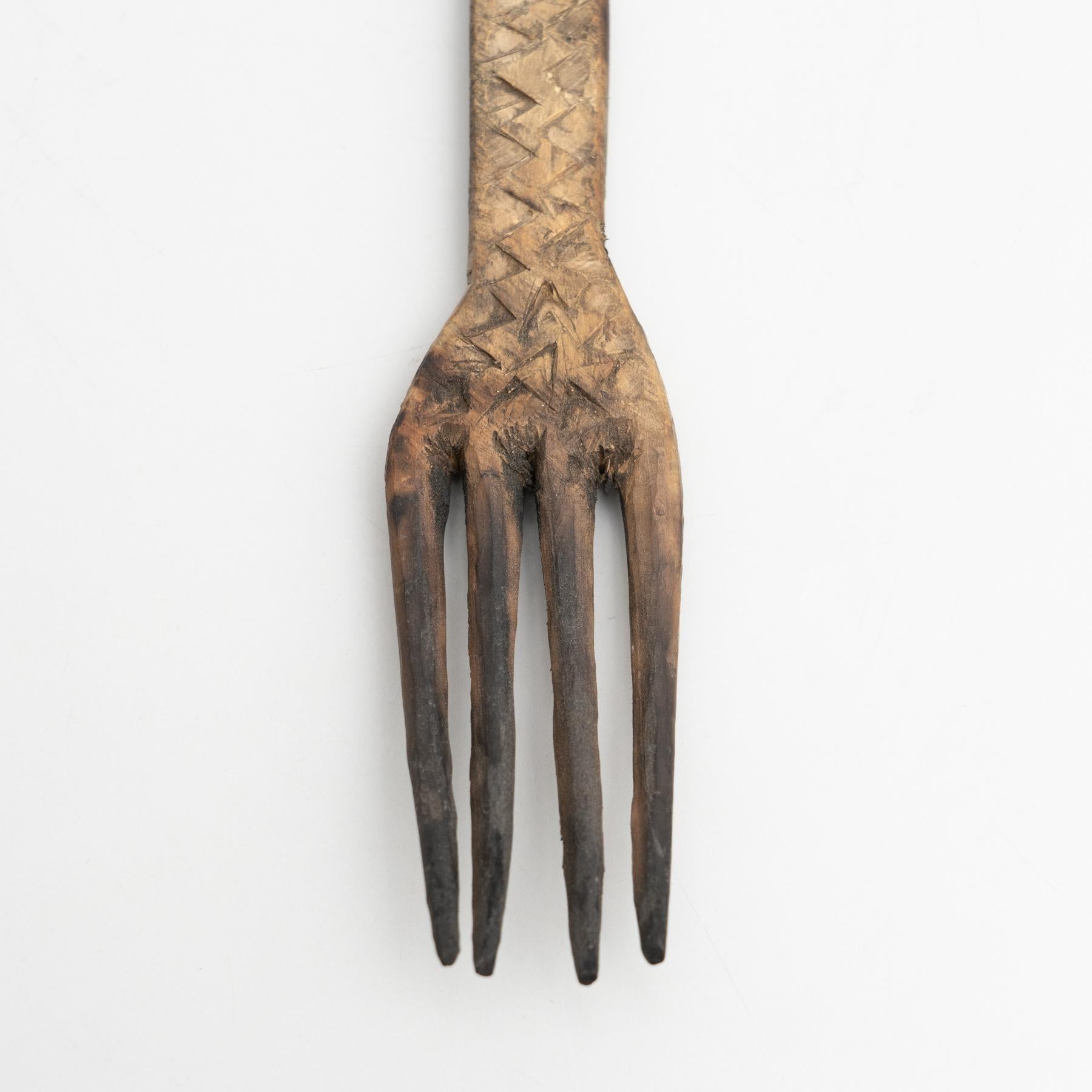 Traditionelle primitive handgeschnitzte pastorale Gabel aus Holz im Angebot 7