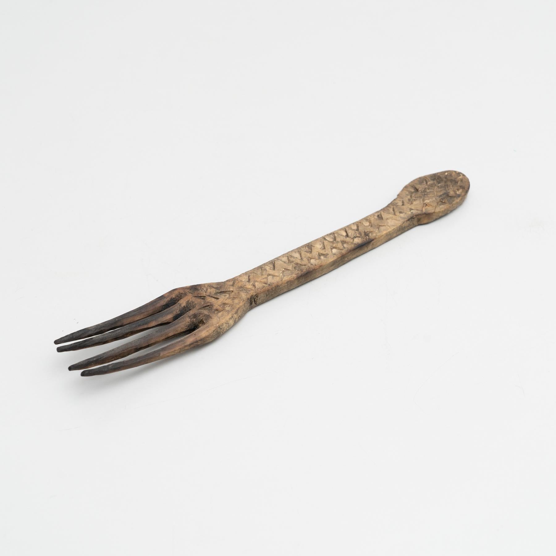 Traditionelle primitive handgeschnitzte pastorale Gabel aus Holz im Angebot 8