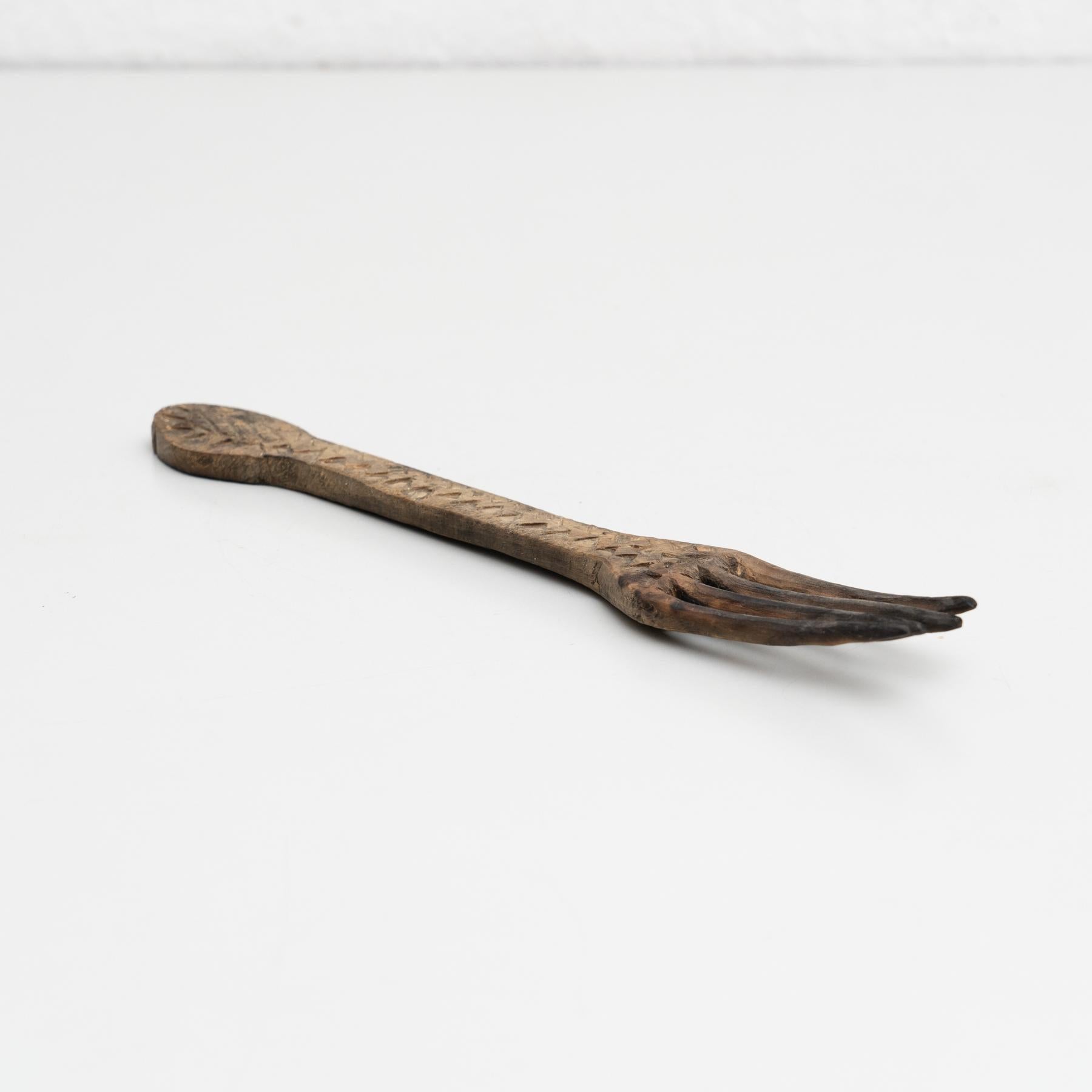 Traditionelle pastorale primitive geschnitzte Holzgabel.    Handgefertigt in Spanien, um 1900.    Originaler Zustand mit geringen alters- und gebrauchsbedingten Abnutzungserscheinungen, der eine schöne Patina aufweist.    MATERIALIEN:  Holz.