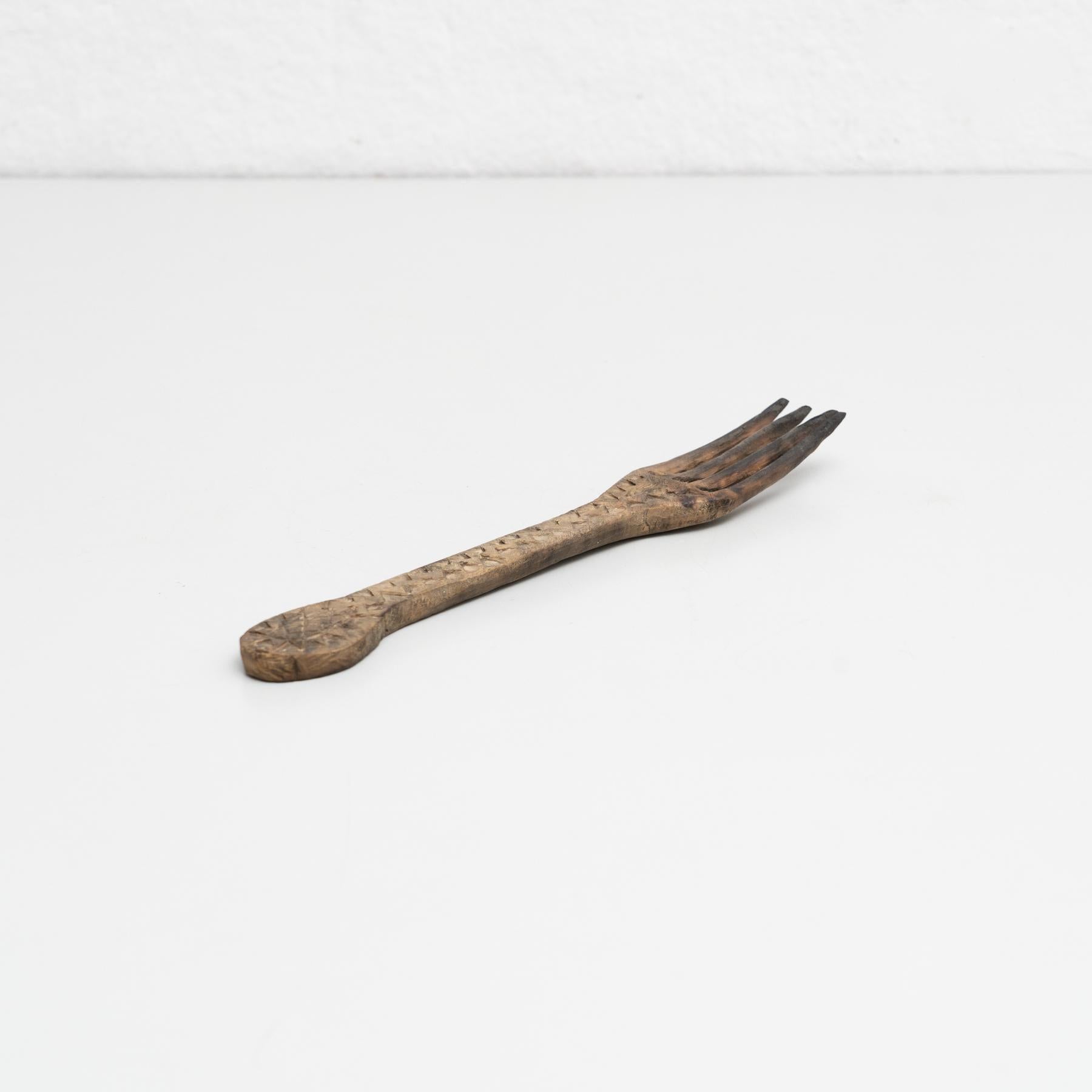 Traditionelle primitive handgeschnitzte pastorale Gabel aus Holz (Moderne der Mitte des Jahrhunderts) im Angebot