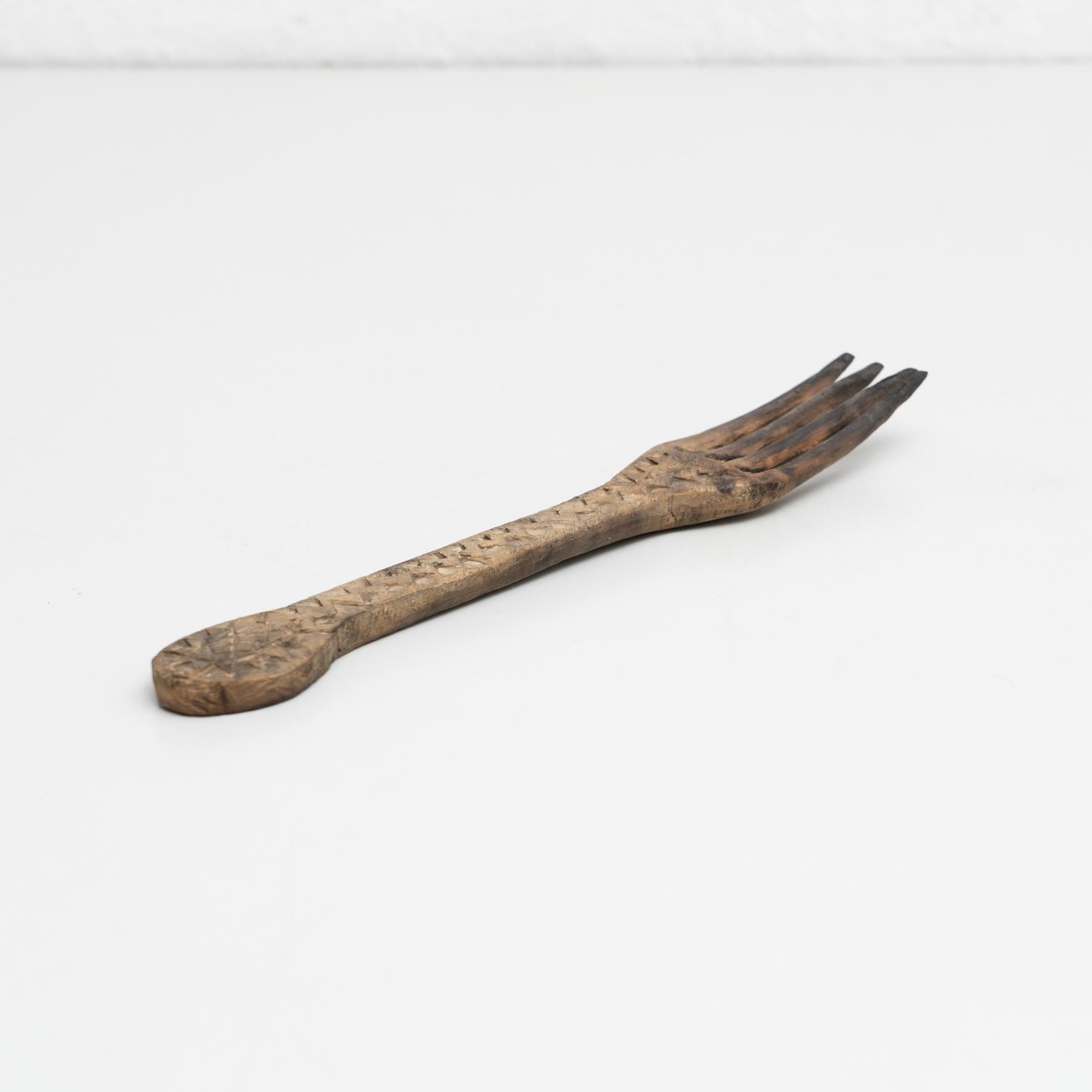 Traditionelle primitive handgeschnitzte pastorale Gabel aus Holz (Spanisch) im Angebot