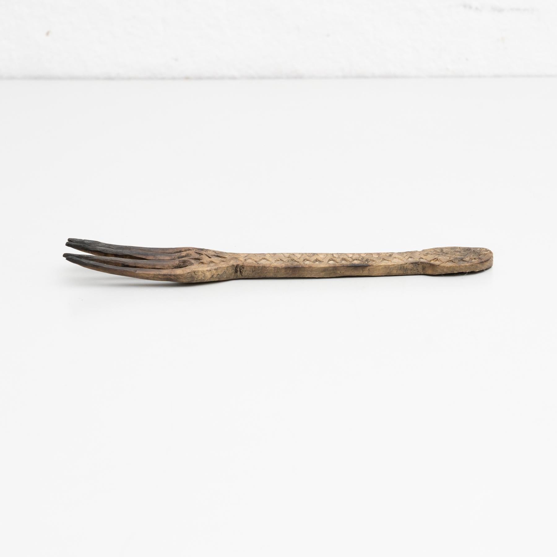 Traditionelle primitive handgeschnitzte pastorale Gabel aus Holz im Angebot 1