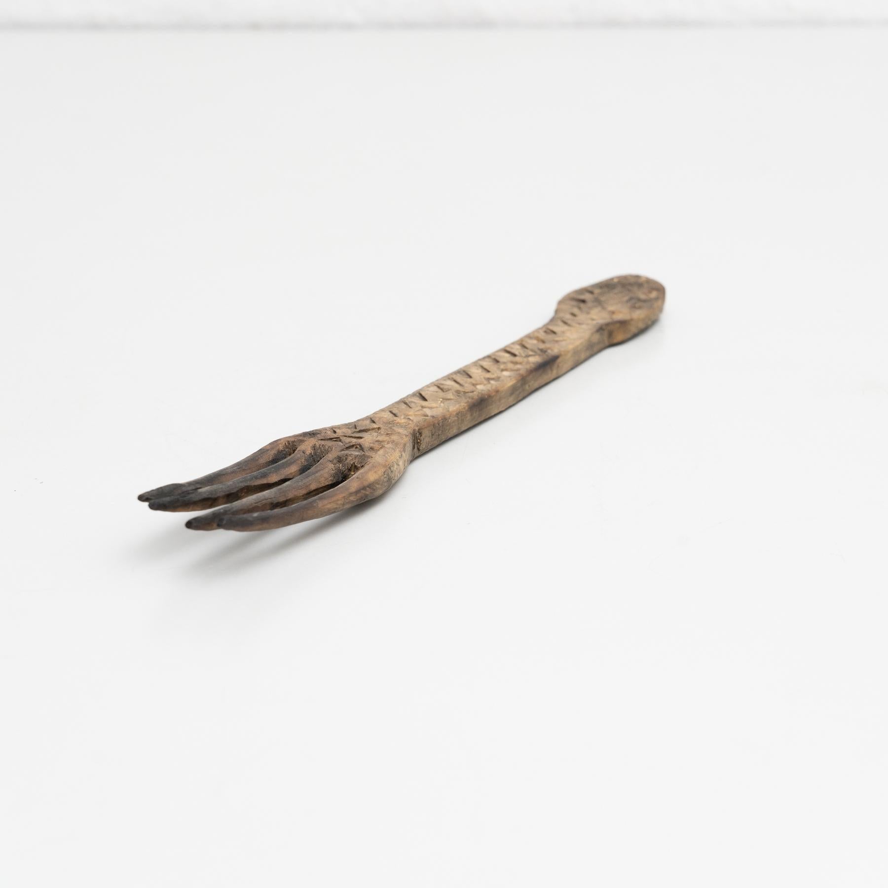 Traditionelle primitive handgeschnitzte pastorale Gabel aus Holz im Angebot 2