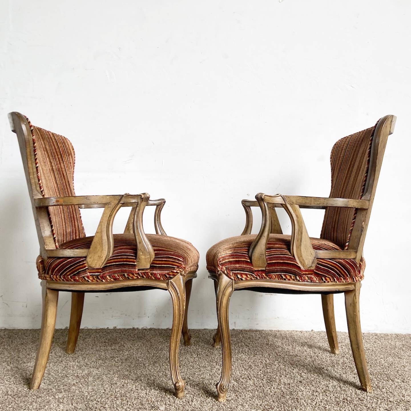 Élevez votre décoration intérieure avec notre paire de chaises à bras traditionnelles en bois et tissu rétro, offrant un mélange intemporel d'élégance, de durabilité et de confort.

Sa forme provinciale française lui confère un charme d'antan.
Le