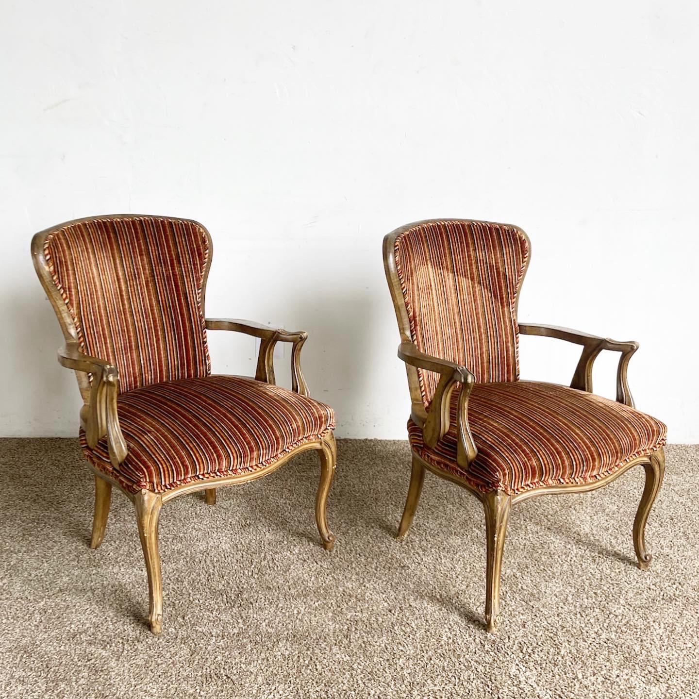 Provincial français Paire de fauteuils traditionnels en bois rétro en tissu en vente