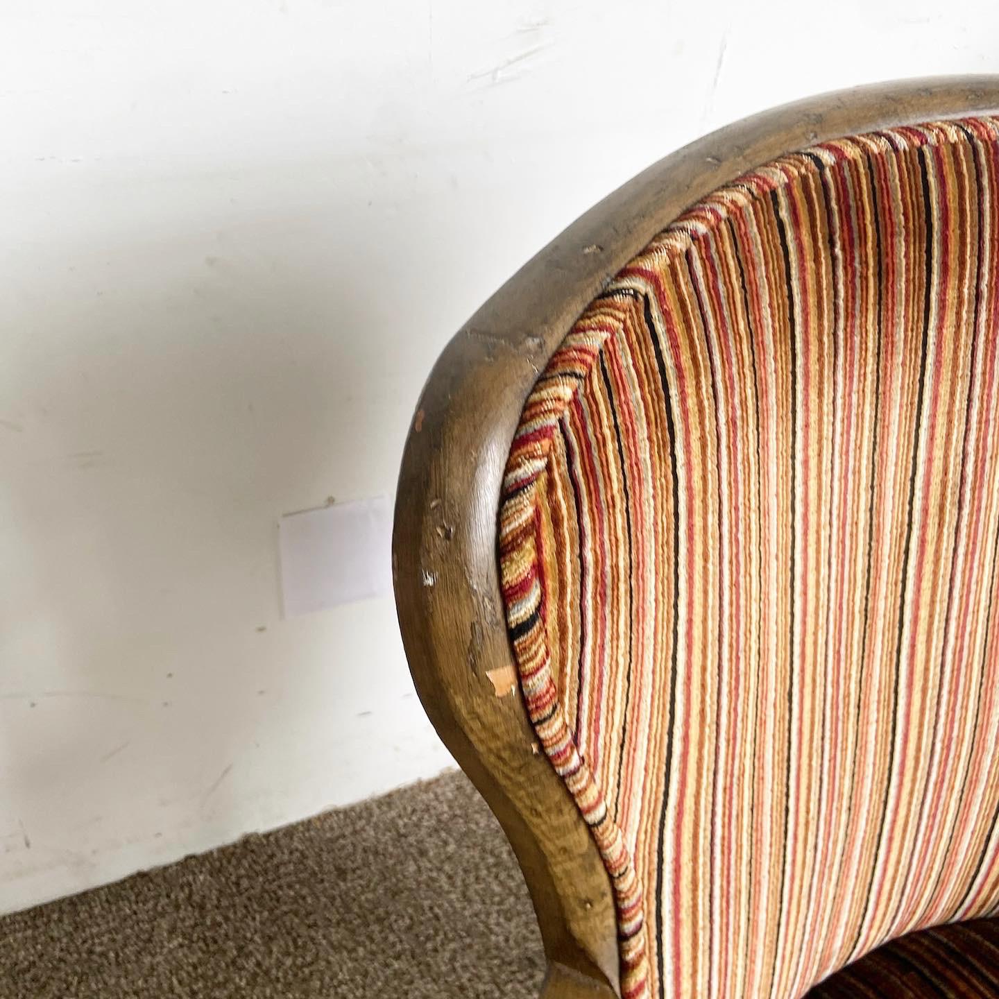 Tissu d'ameublement Paire de fauteuils traditionnels en bois rétro en tissu en vente