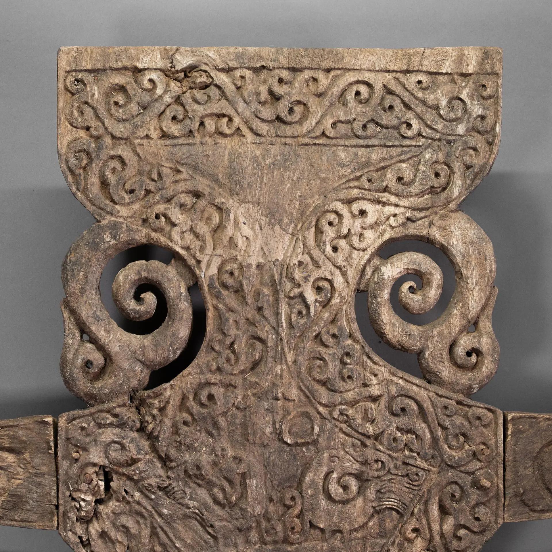 Sculpture traditionnelle en bois sur socle provenant des îles Tanimbar dans l'archipel des Moluques en Indonésie.

Découvrez Lantafu, une sculpture qui incarne l'âme et la spiritualité des îles Tanimbar dans l'archipel des Moluques. Soigneusement