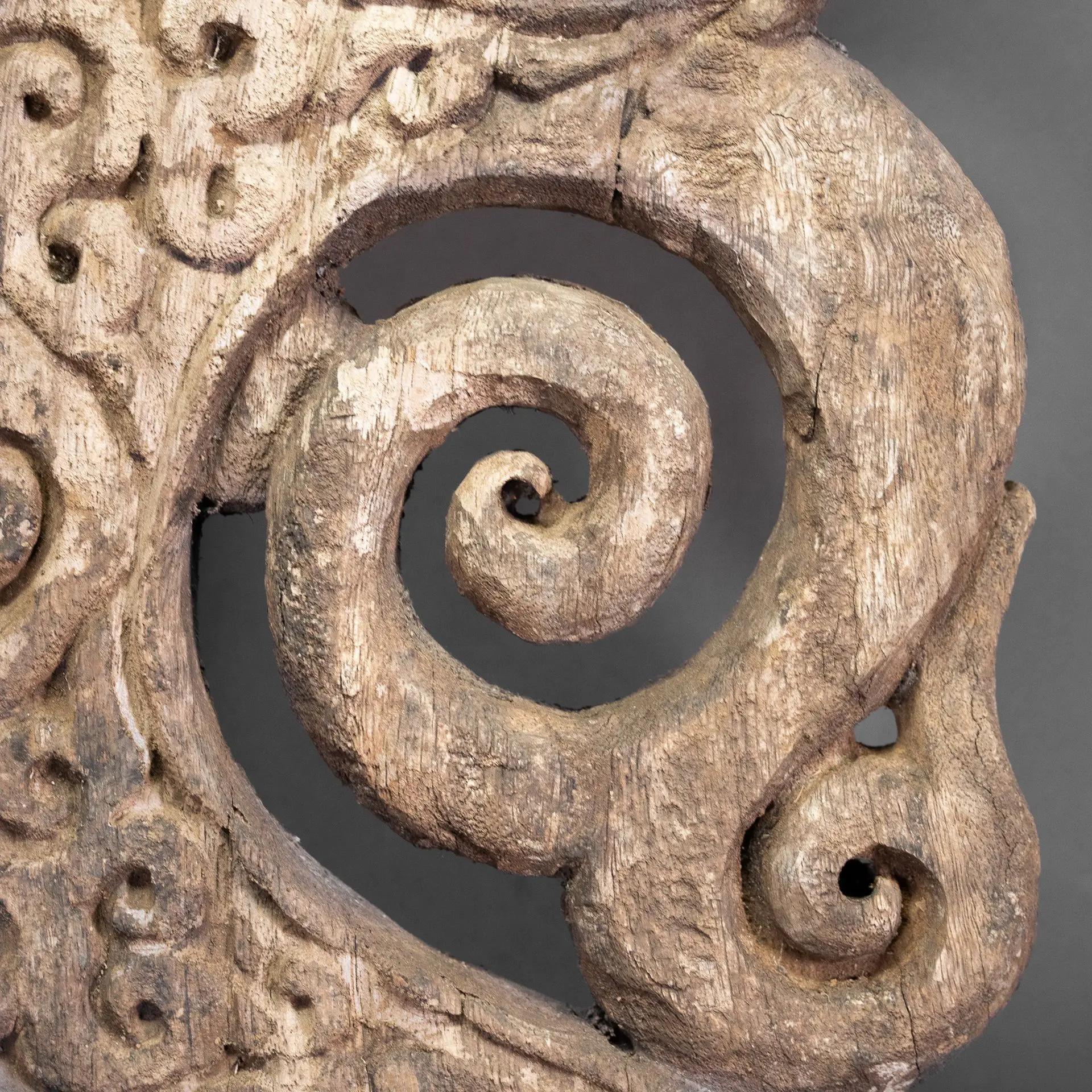 Moderne Sculpture traditionnelle en bois sur socle des îles Tanimbar. en vente