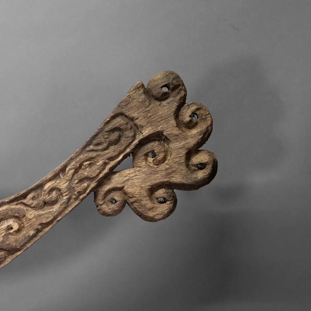 Français Sculpture traditionnelle en bois sur socle des îles Tanimbar. en vente