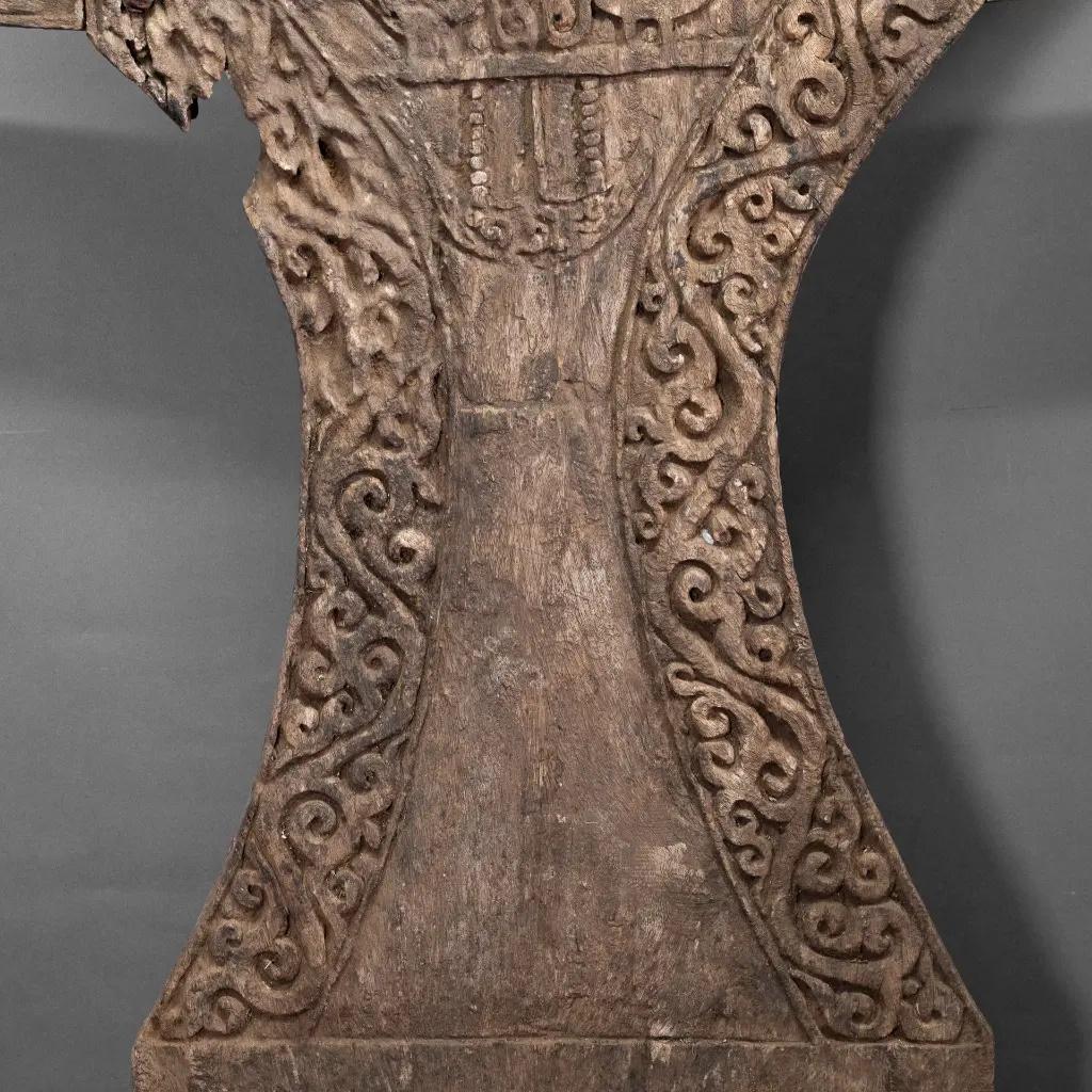 XXIe siècle et contemporain Sculpture traditionnelle en bois sur socle des îles Tanimbar. en vente