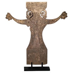 Sculpture traditionnelle en bois sur socle des îles Tanimbar.