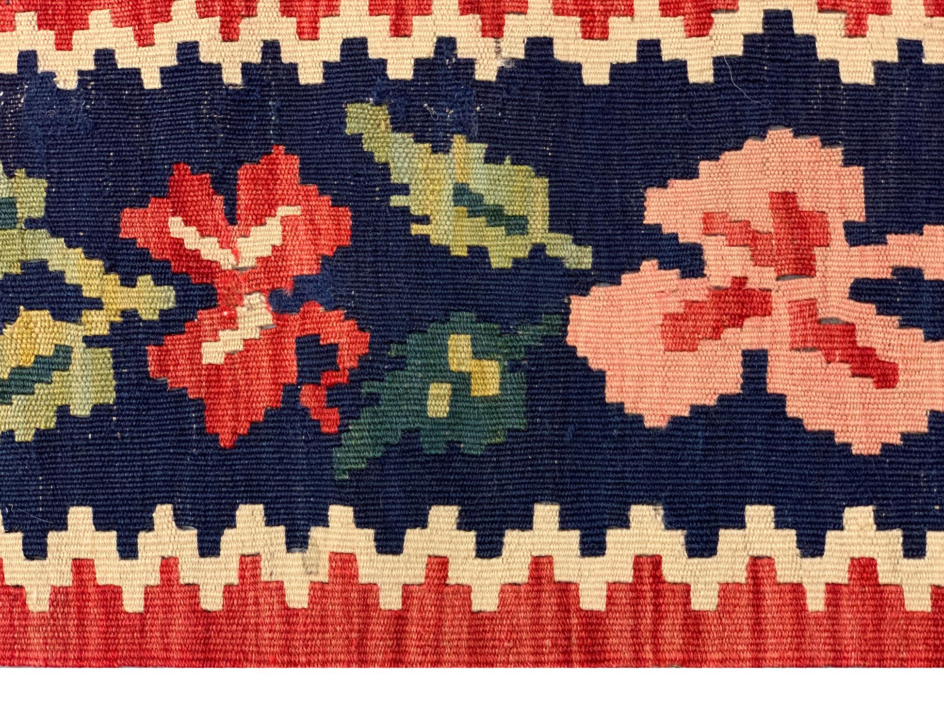 Antiker Kaukasischer Karabagh-Kelim-Teppich aus Wolle, antik (Organisches Material) im Angebot
