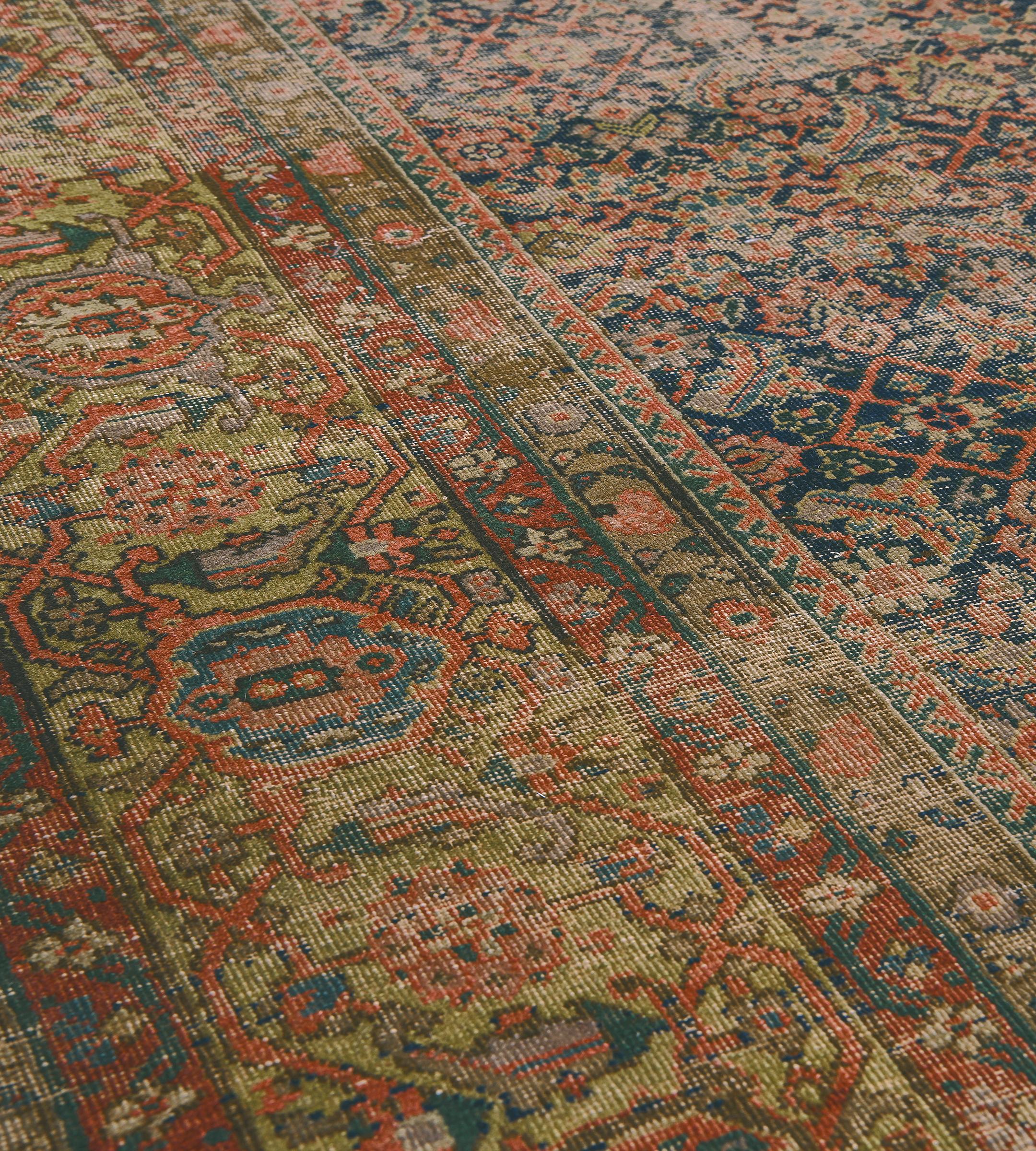 Traditional Wool Hand-Knotted Herati-Pattern Persian Fereghan Rug  In Good Condition For Sale In West Hollywood, CA