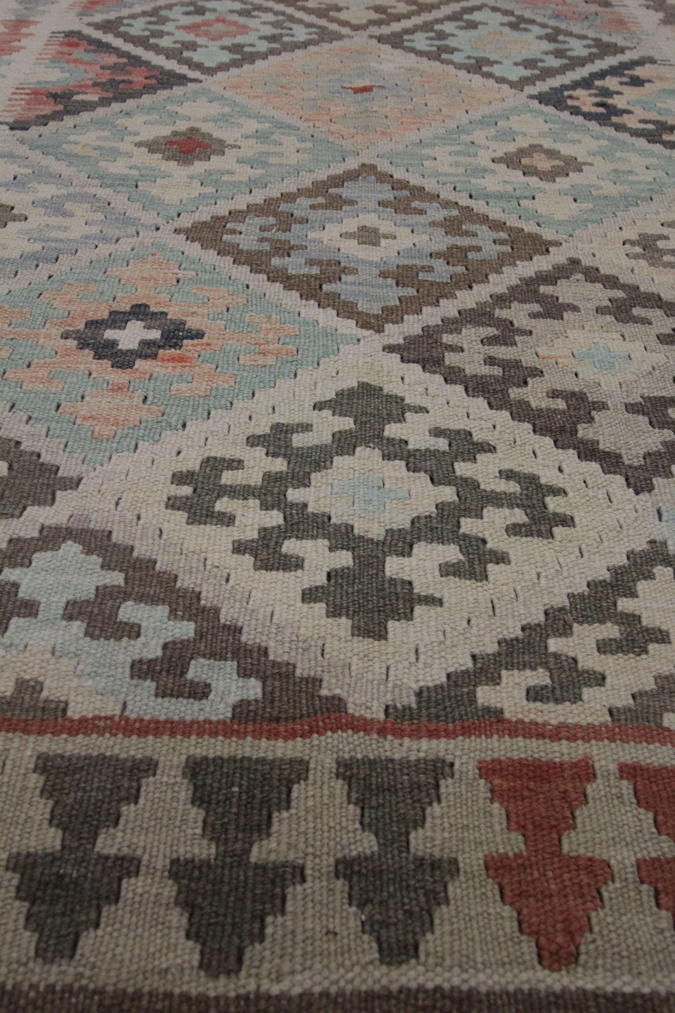 XXIe siècle et contemporain Tapis traditionnel Kilim en laine gris et marron Tapis Kilim géométrique moderne en vente