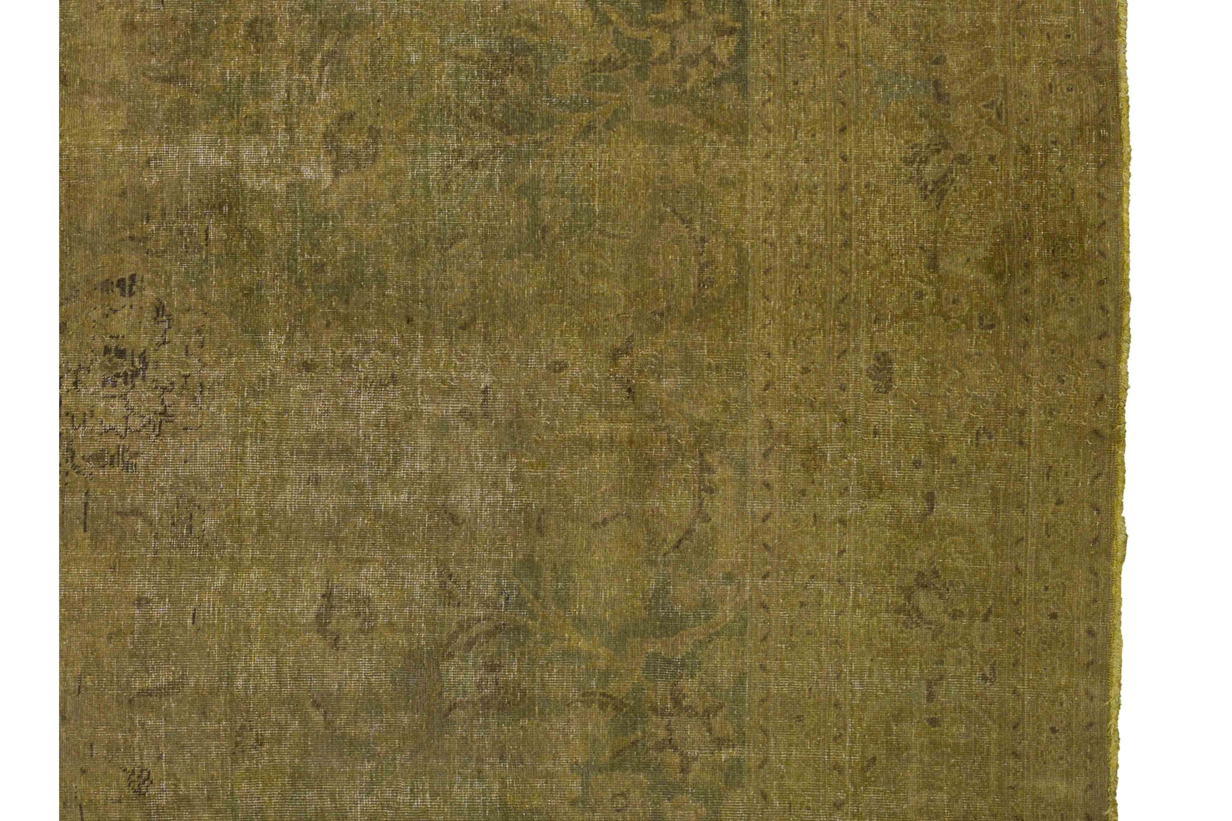 Traditioneller Wollteppich, 9 ft× 12 ft, gedämpftes Oliv und erdiges Braun (Handgeknüpft) im Angebot