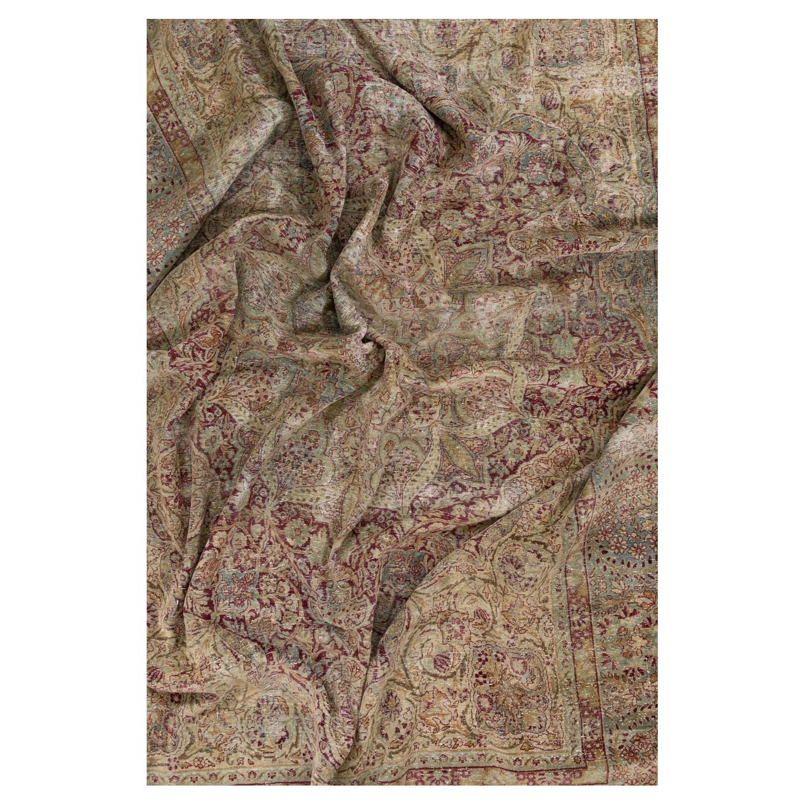 Ein getragener persischer Lavar Kerman Teppich in traditioneller Zimmergröße aus dem frühen 20. Jahrhundert.

Maße: 8'4'' x 12'

In der Provinz und Stadt Kerman in Zentralpersien wurden im 19. und zu Beginn des 20. Jahrhunderts weiterhin