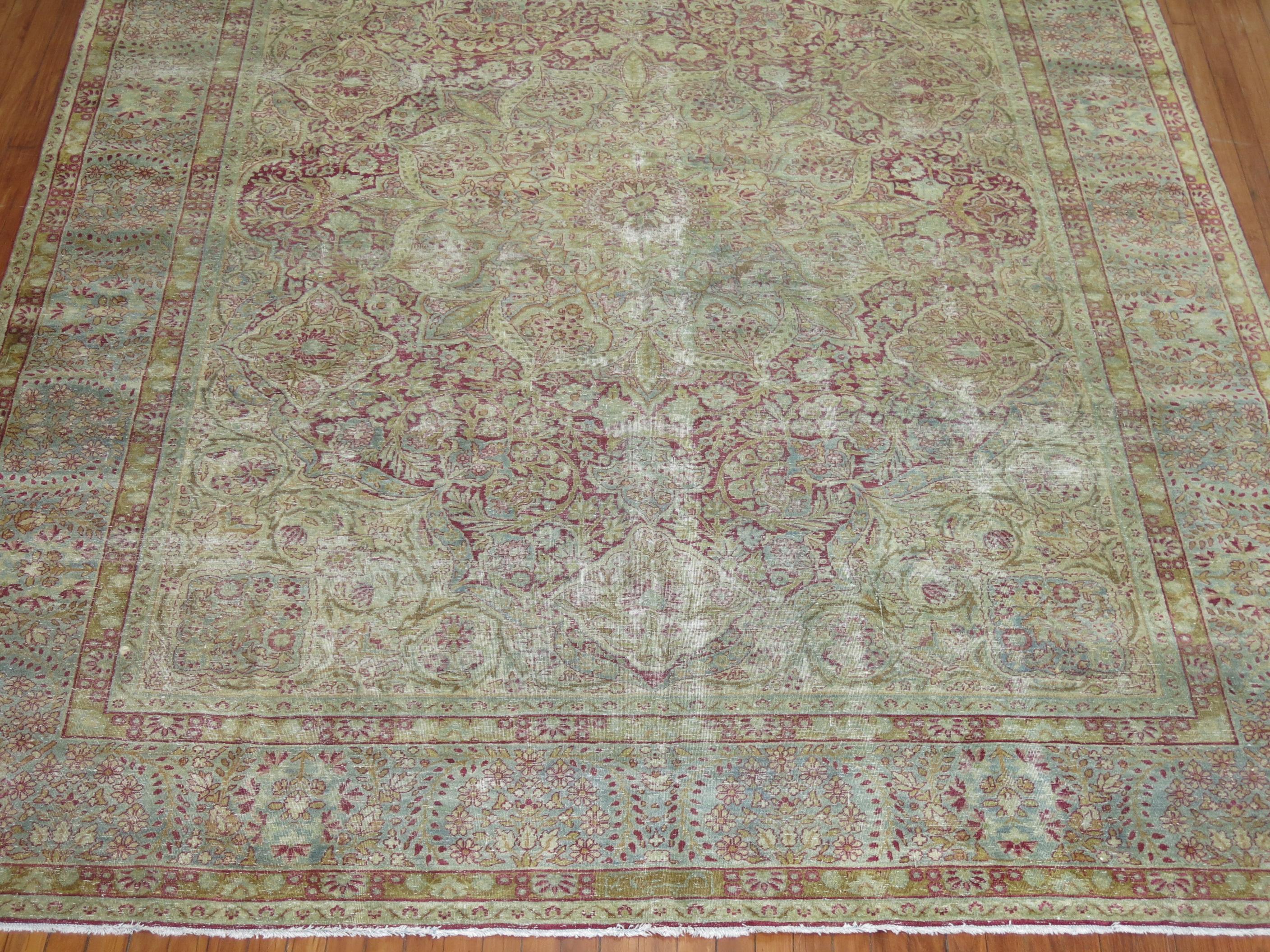 Traditioneller getragener persischer Kerman-Teppich in Zimmergröße (Kirman) im Angebot