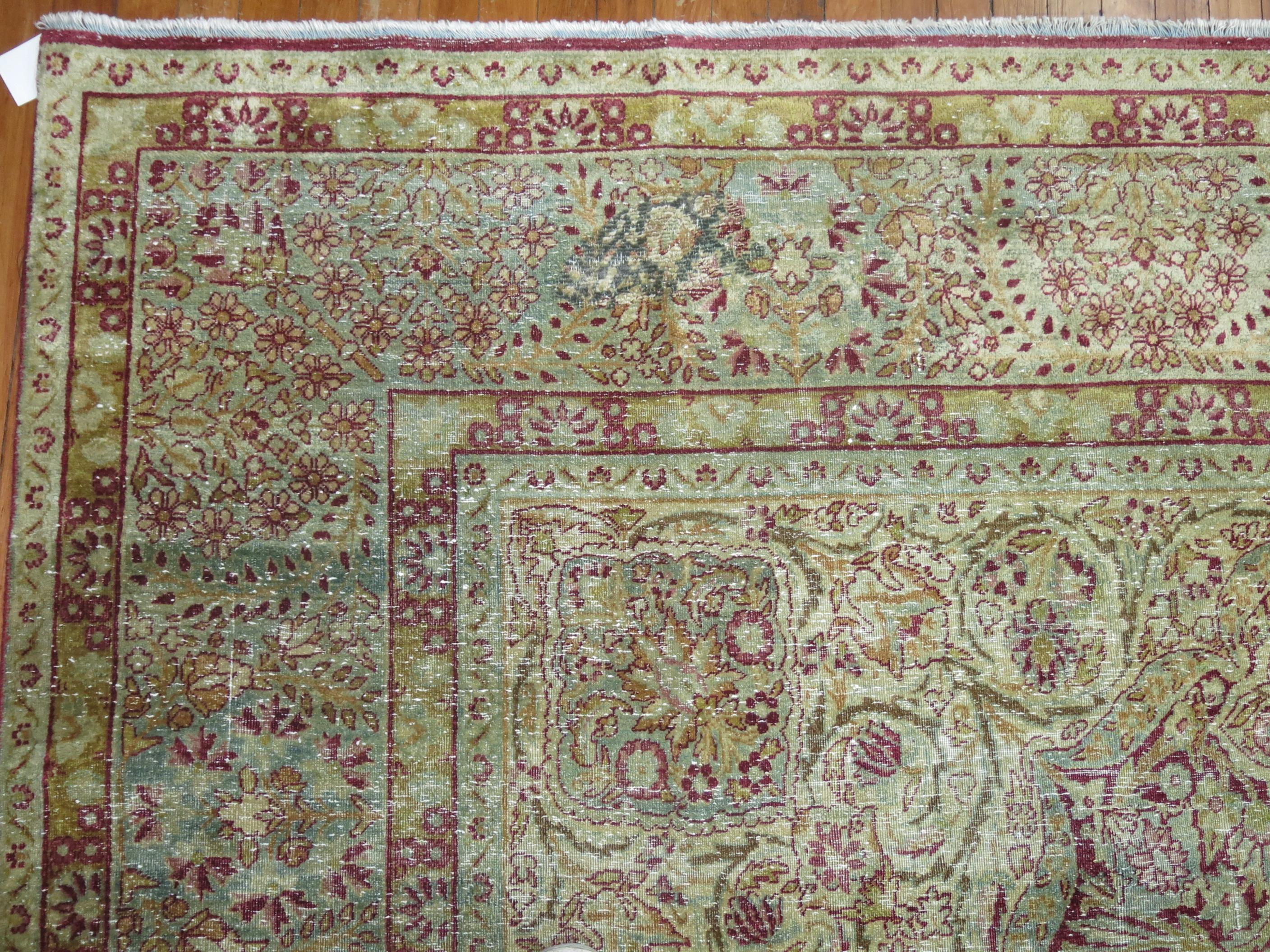 Traditioneller getragener persischer Kerman-Teppich in Zimmergröße im Angebot 1