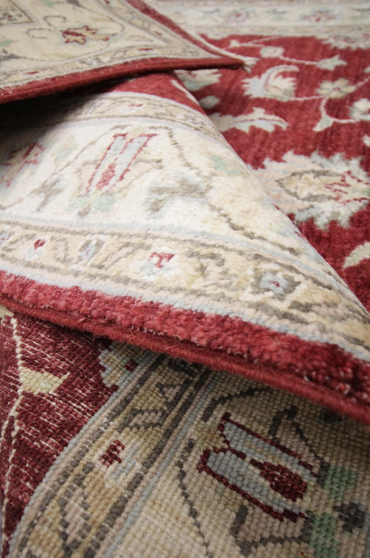 Traditional Ziegler Carpet Rug Handwoven Floral Wool Red Area Rug In Excellent Condition For Sale In Hampshire, GB