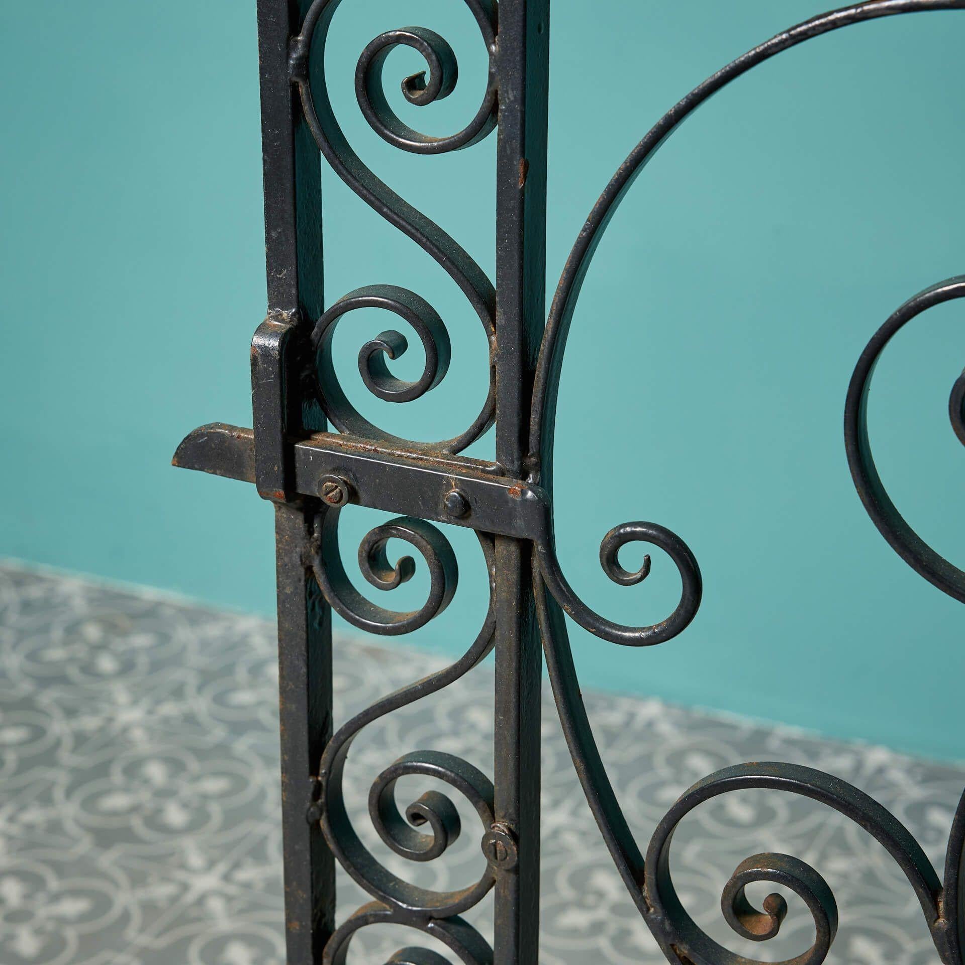 Traditionally Made Victorian Style Garden Gate In Fair Condition For Sale In Wormelow, Herefordshire