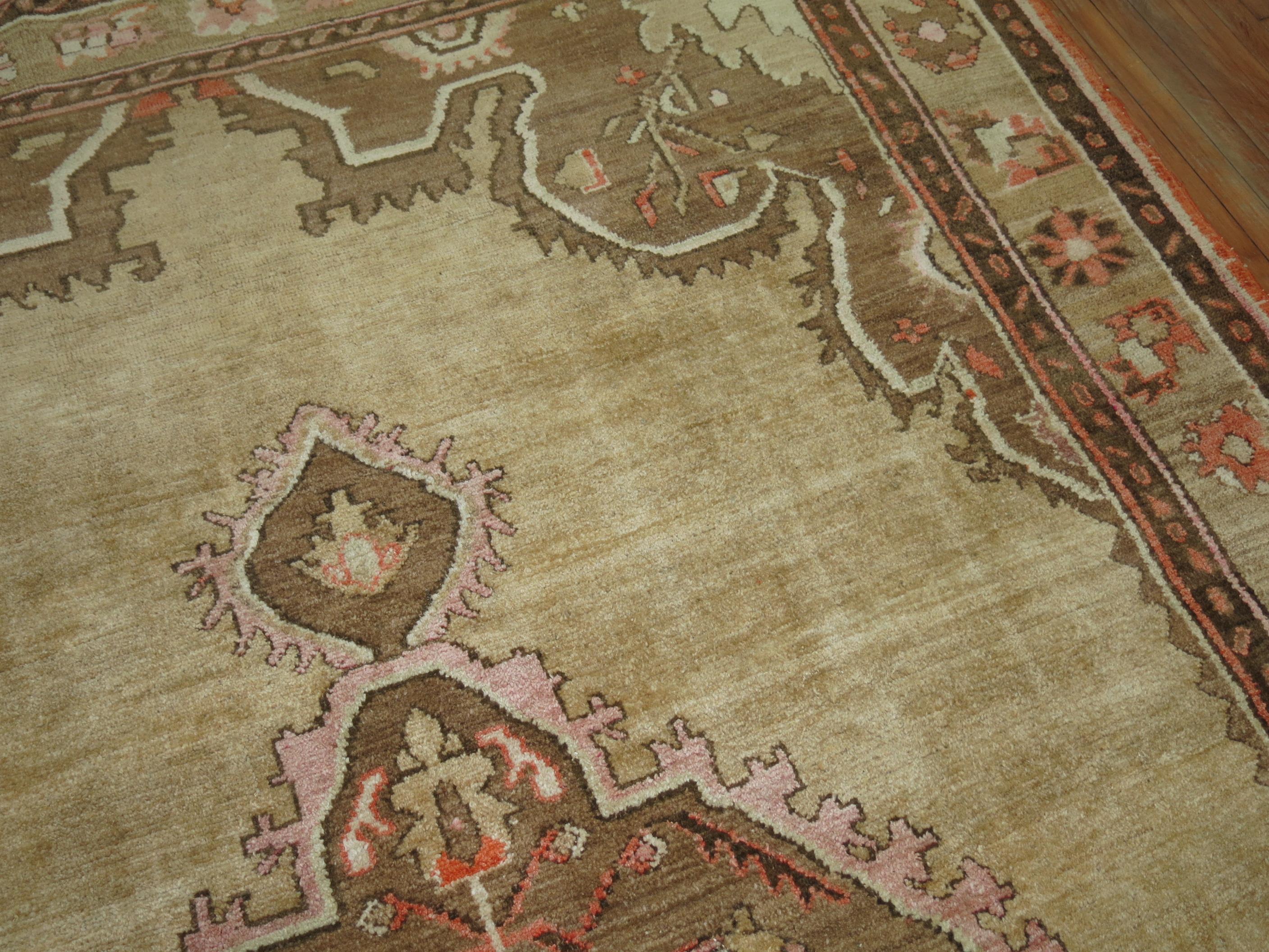 Traditioneller türkischer Kars- anatolischer Teppich in Zimmergröße (Handgewebt) im Angebot