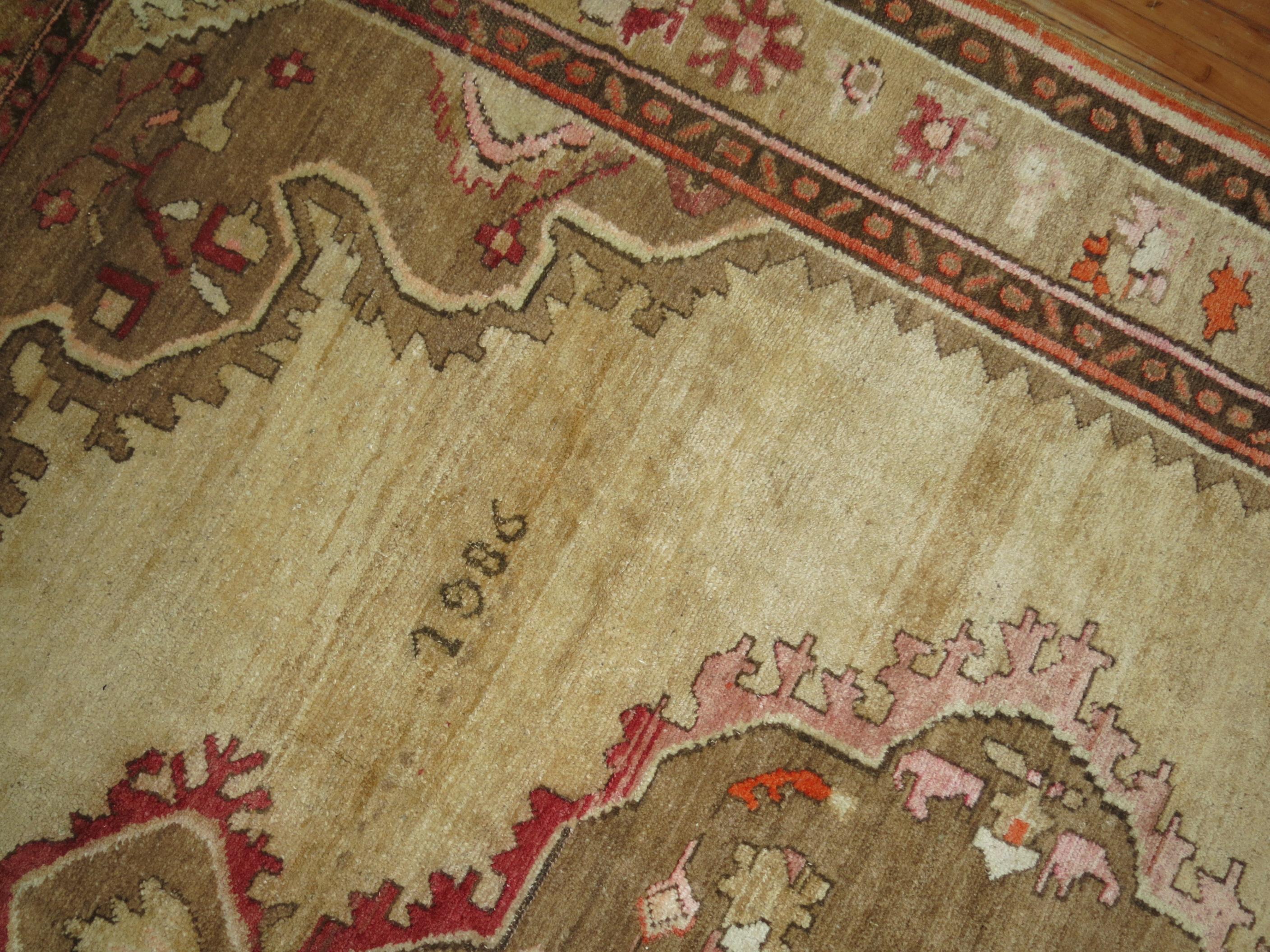 Traditioneller türkischer Kars- anatolischer Teppich in Zimmergröße (20. Jahrhundert) im Angebot