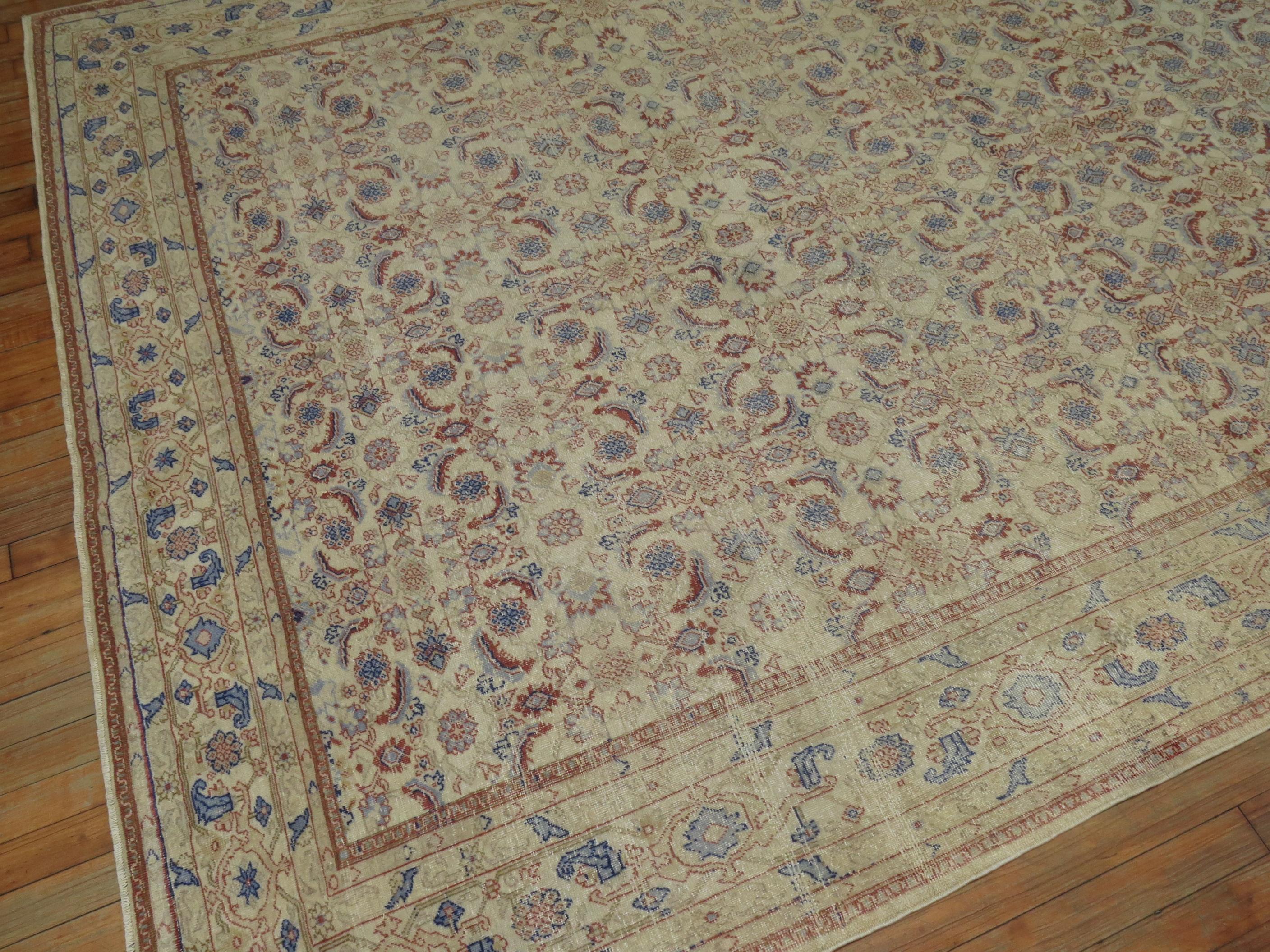 Türkischer Teppich aus der Mitte des 20. Jahrhunderts mit einem Herati-Motiv in Lehmfarbe und blauen Akzenten auf einem neutralen beigen Feld

Maße: 6'7'' x 9'1''.
