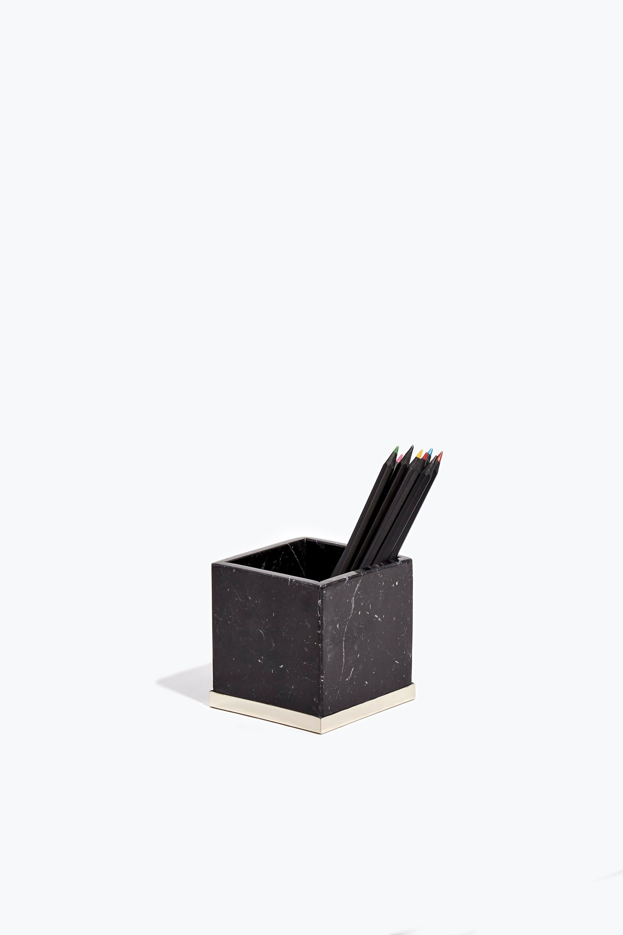 Organico moderno Tazza per penna TRAFUL, onice nera e argento alpaca in vendita