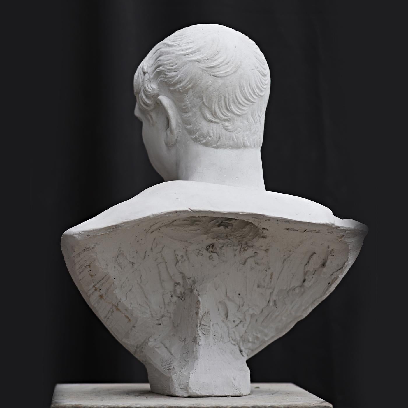 Questo stupendo busto raffigurante Traiano, noto come uno dei più influenti imperatori romani, eleverà l'aspetto di qualsiasi stile di arredamento con la massima raffinatezza. Realizzato a mano dagli artigiani Romanelli con una cura meticolosa per i