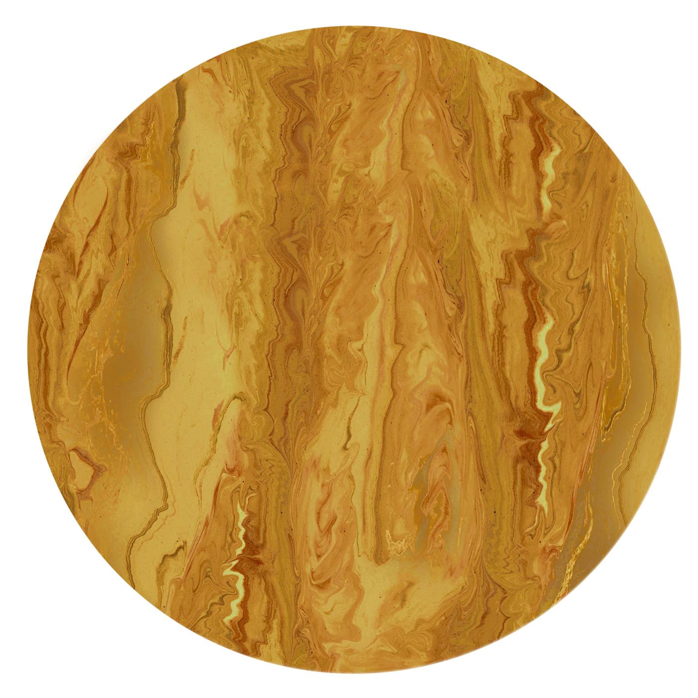 Pièce maîtresse des salles à manger classiques et modernes, cette table étonnante est définie par un processus de fabrication méticuleux et une esthétique visuelle singulière. Entièrement fabriqué en bois, il présente un plateau rond remarquable