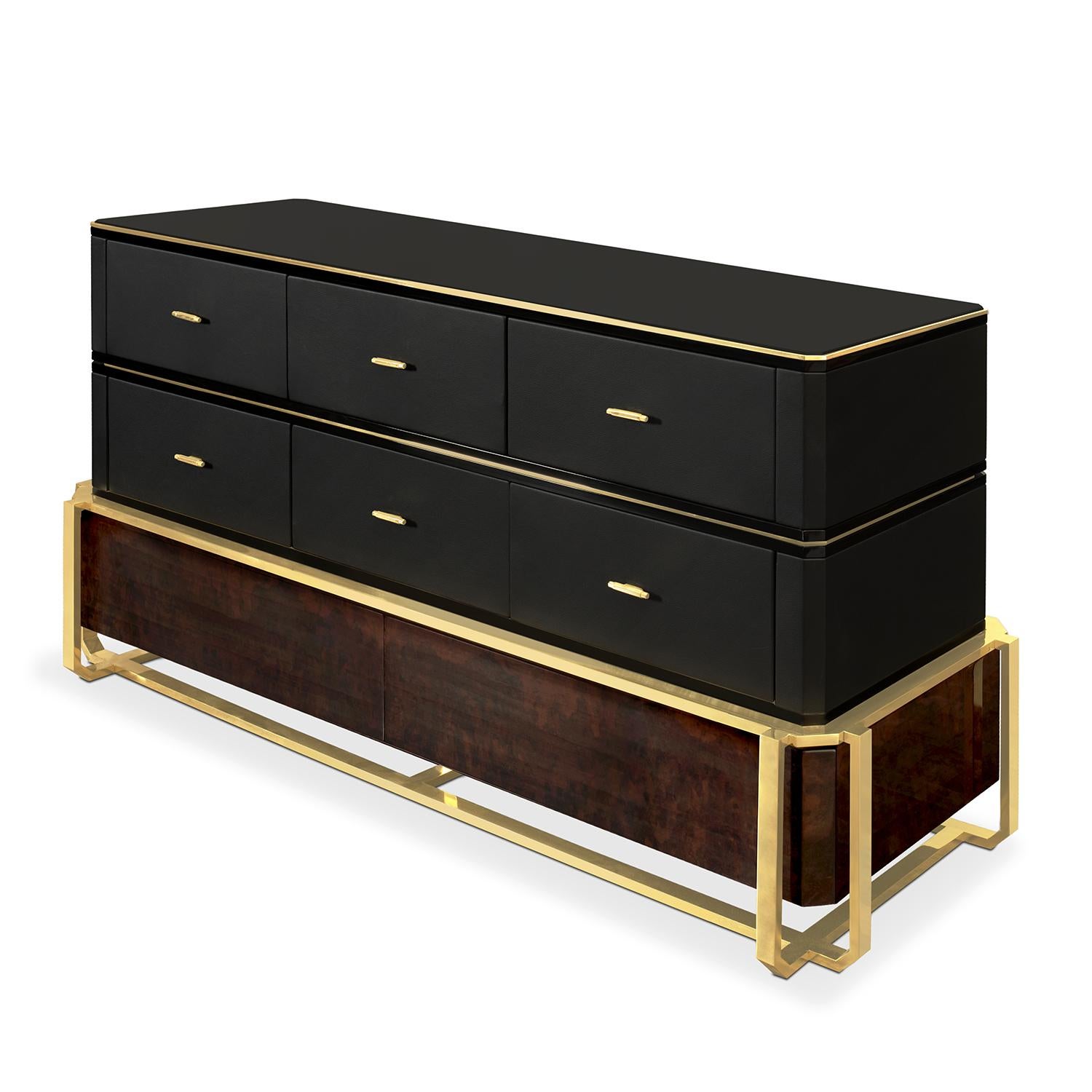 Chest of Drawers Trainer with wooden structure. With sides, back
and 6 drawers covered with genuine black leather. Base made with 
walnut root veneer. Base structure, trim and drawers' handles in solid 
polished brass. with black glass and with