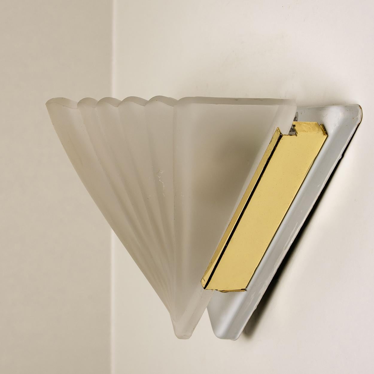 Europeo Applique a forma di traingolo in vetro lattimo Art Deco in vendita