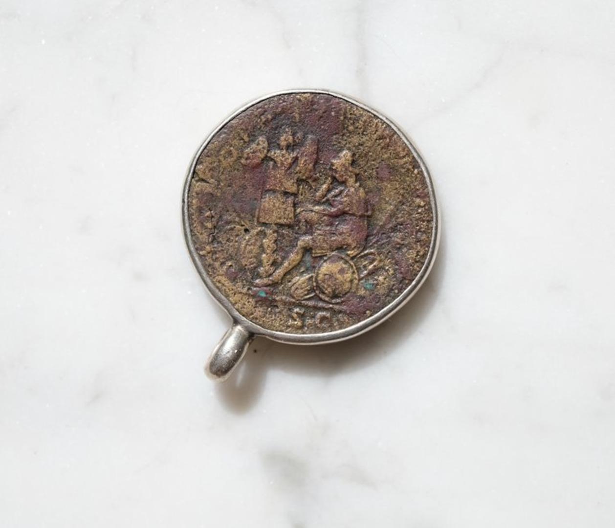 Magnífico sestercio romano de gran tamaño con un interesante reverso militar. La compré a uno de los principales comerciantes de monedas antiguas de Gran Bretaña.

Para apreciar el tamaño del colgante, el relieve de la moneda y la forma de la