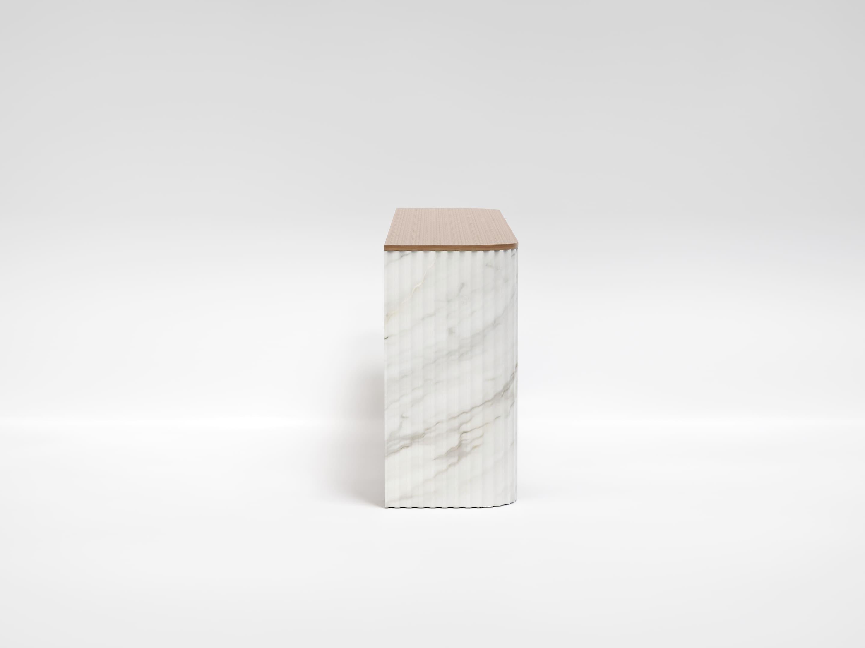 Modern Trama - Contemporary classic console table in Calacatta Gold marble and oak wood For Sale