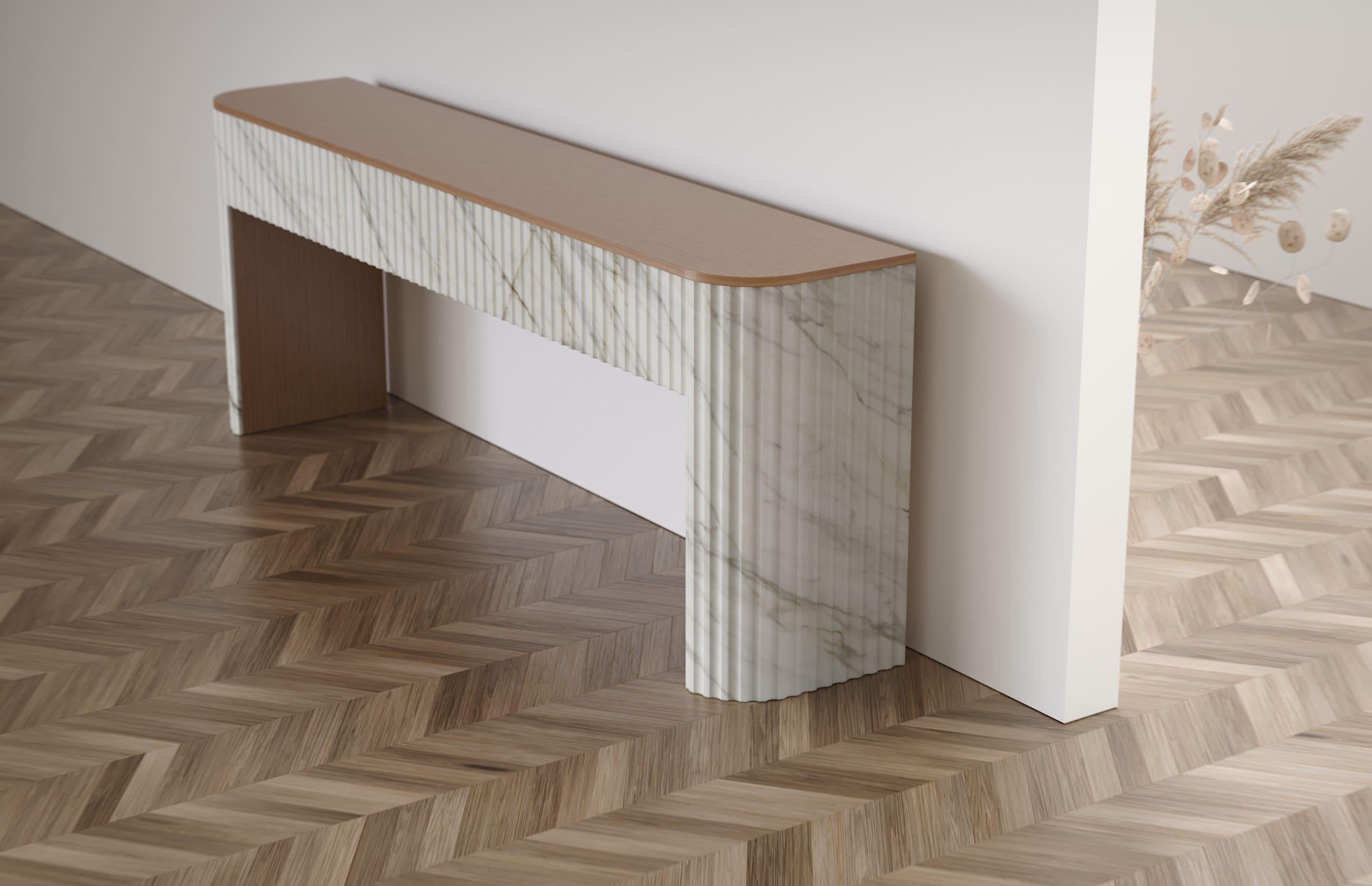 Marble Trama - Contemporary classic console table in Calacatta Gold marble and oak wood For Sale