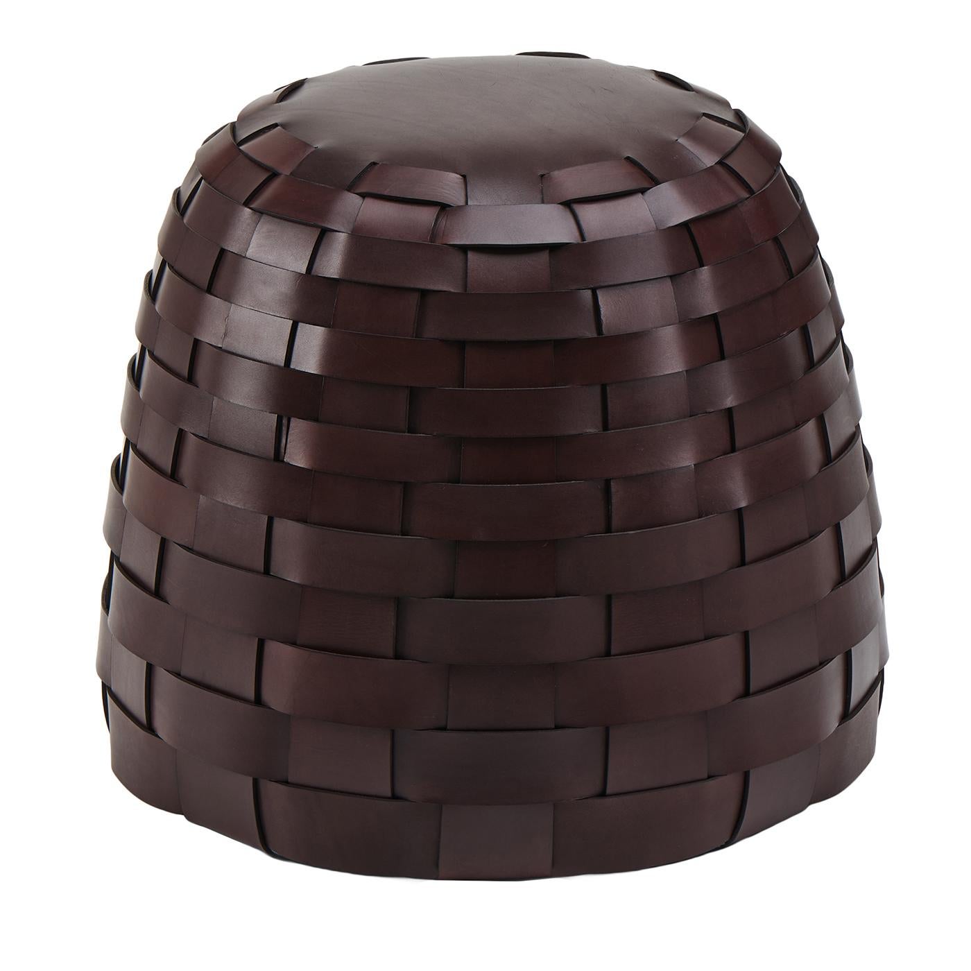 Trama est un pouf de taille moyenne conçu par Viola Tonucci, doté d'un extérieur en cuir unique tissé à la main dans un riche ton chocolat. Il mesure 38 cm de diamètre d'assise et 46 cm de hauteur, offrant ainsi des options polyvalentes d'assise ou