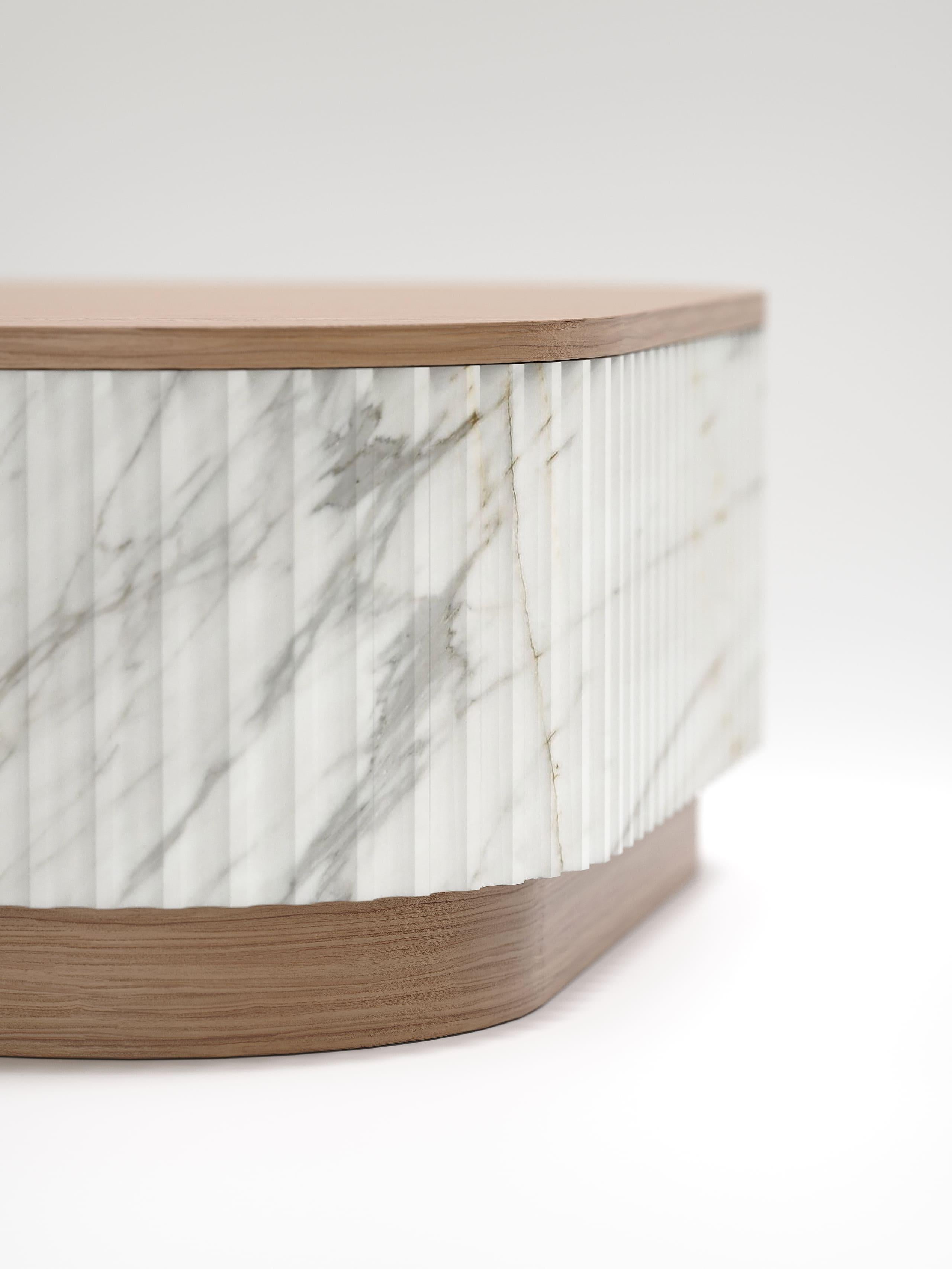 Trama - Modern Coffee Table in Fluted Calacatta Marble and White Oak Wood (Moderne) im Angebot