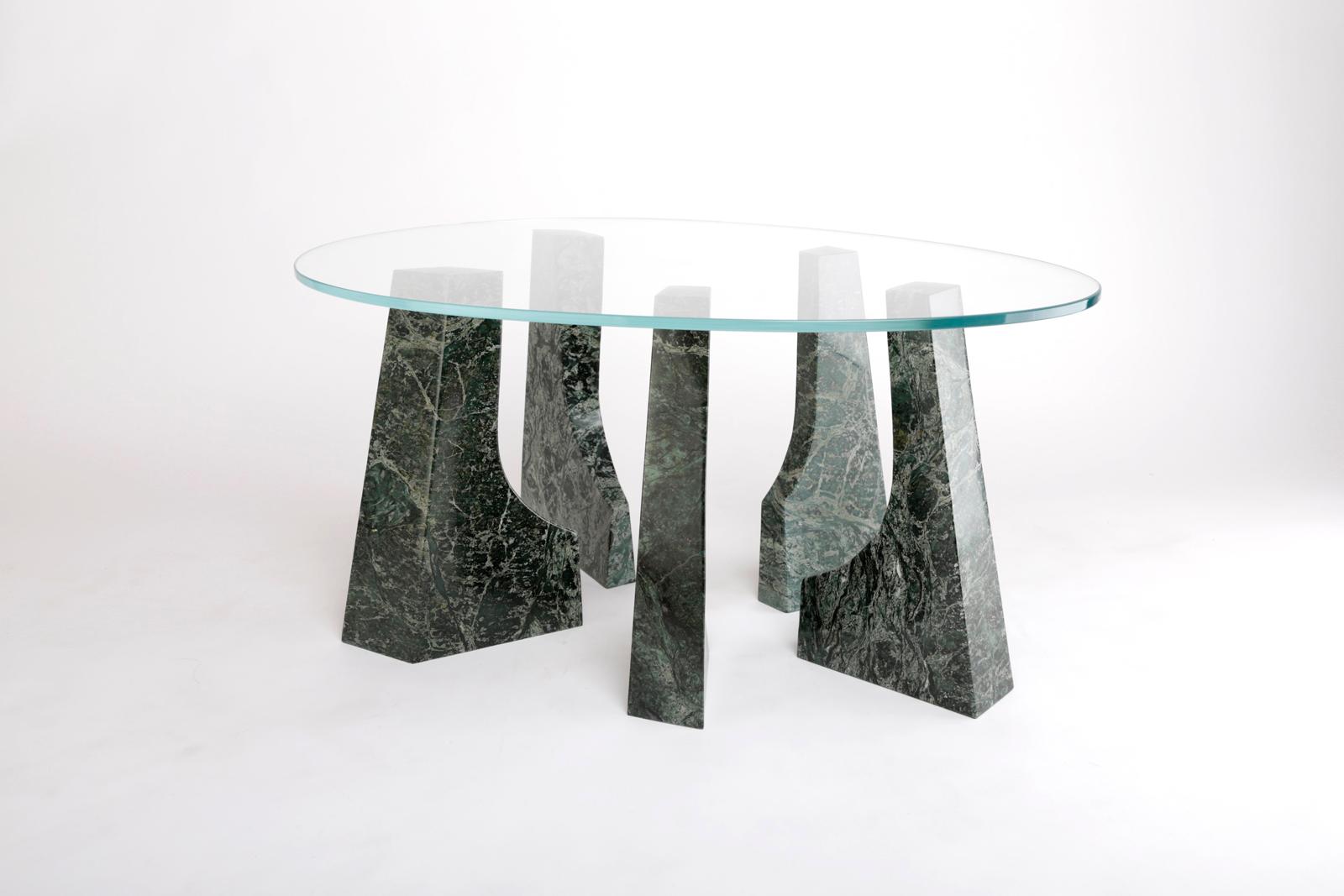 Kleiner Trama-Tisch mitikal-Marmorsockeln und Glasplatte, zeitgenössisches mexikanisches Design (Moderne) im Angebot