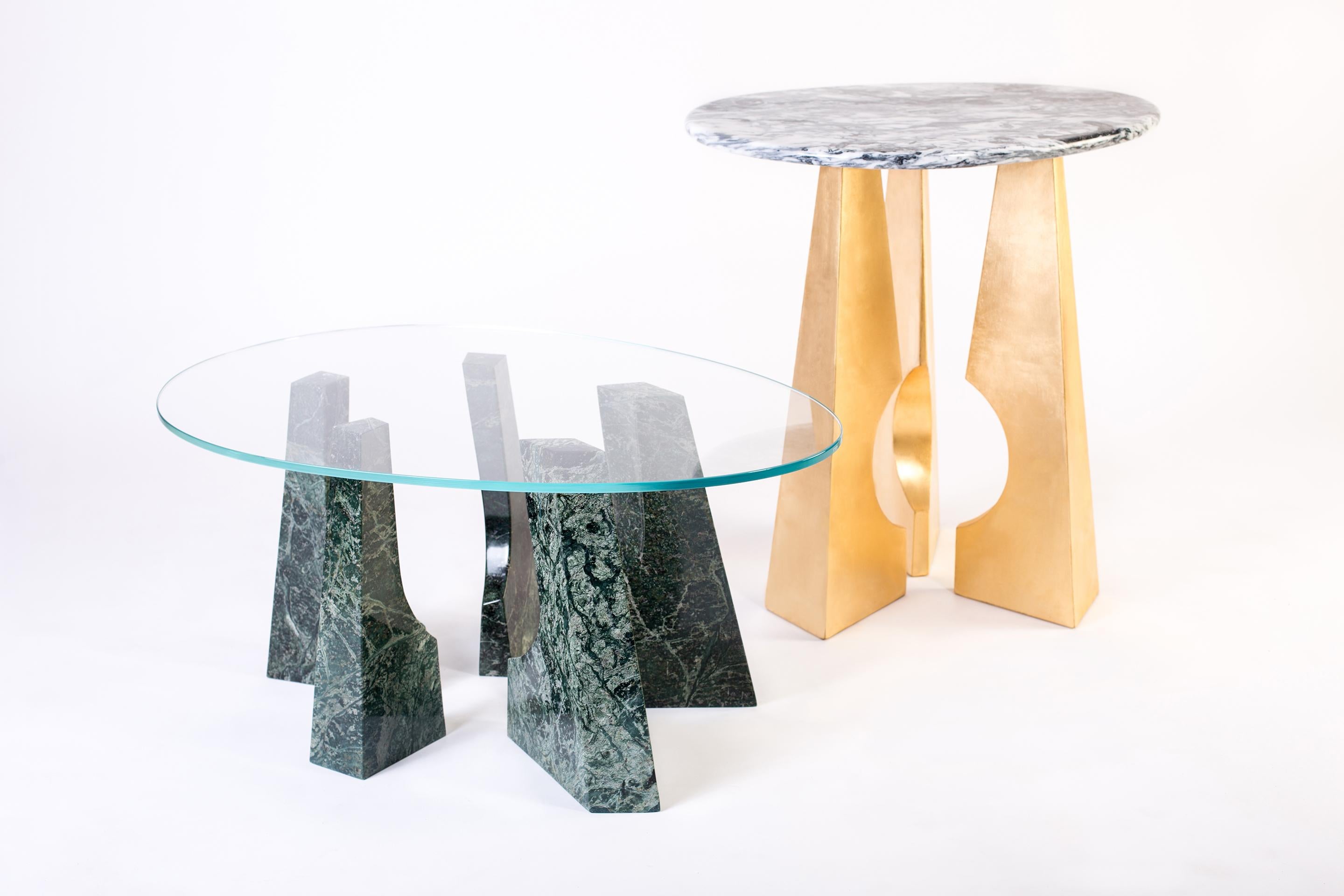 Kleiner Trama-Tisch mitikal-Marmorsockeln und Glasplatte, zeitgenössisches mexikanisches Design (Mexikanisch) im Angebot
