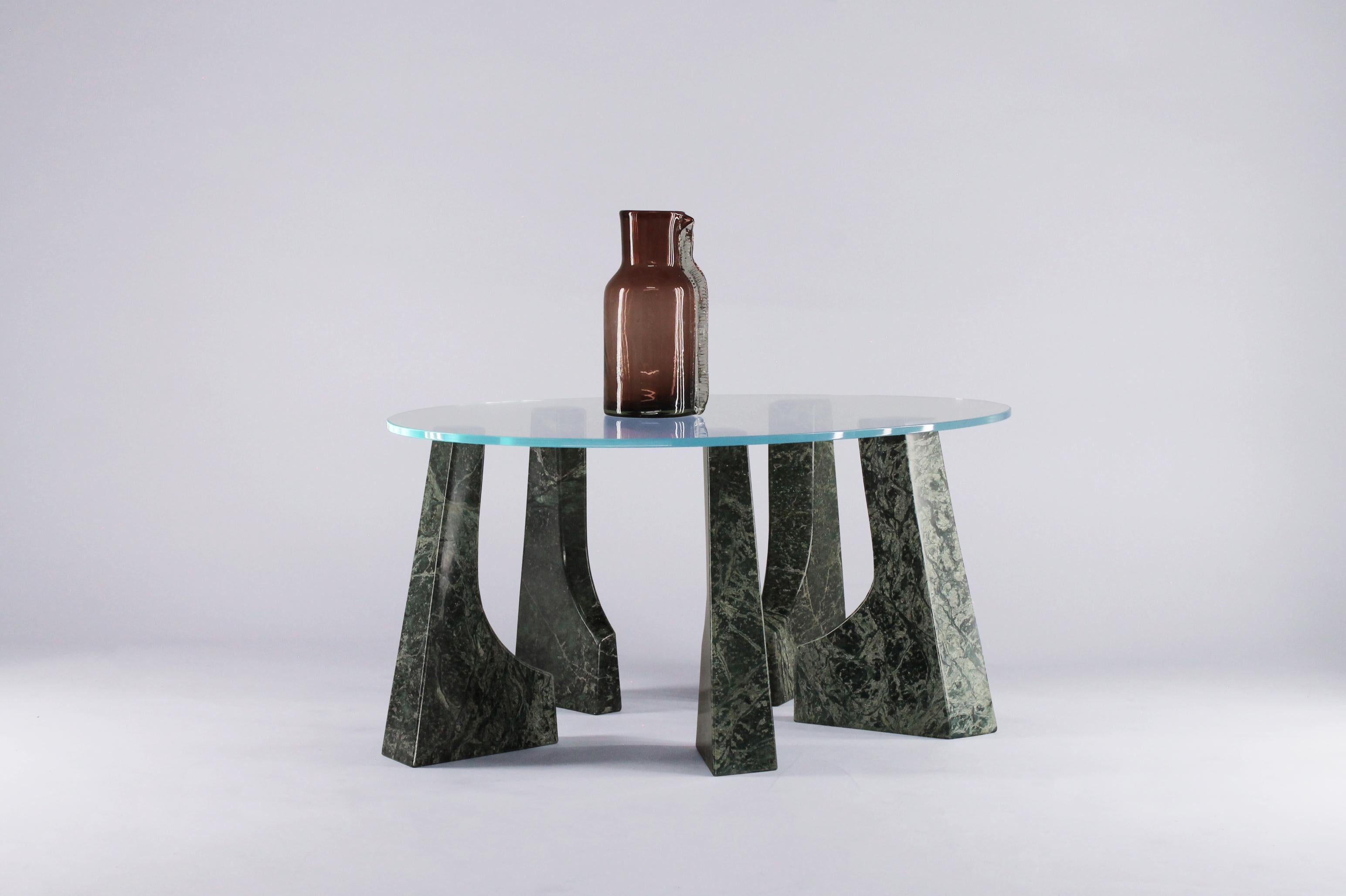 Kleiner Trama-Tisch mitikal-Marmorsockeln und Glasplatte, zeitgenössisches mexikanisches Design (21. Jahrhundert und zeitgenössisch) im Angebot