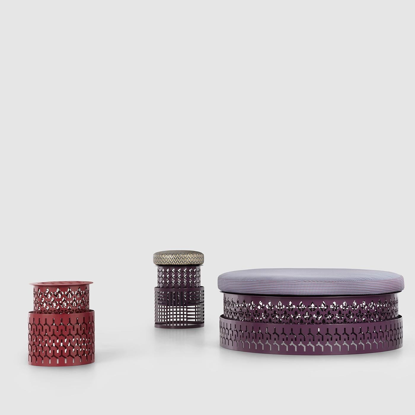 Contemporary and sophisticated, this pouf will be a charming addition to both an indoor or outdoor area. Boasting a dark purple hue, it is entirely crafted of steel. The structure is marked by two cylindrical pieces distinguished by a captivating
