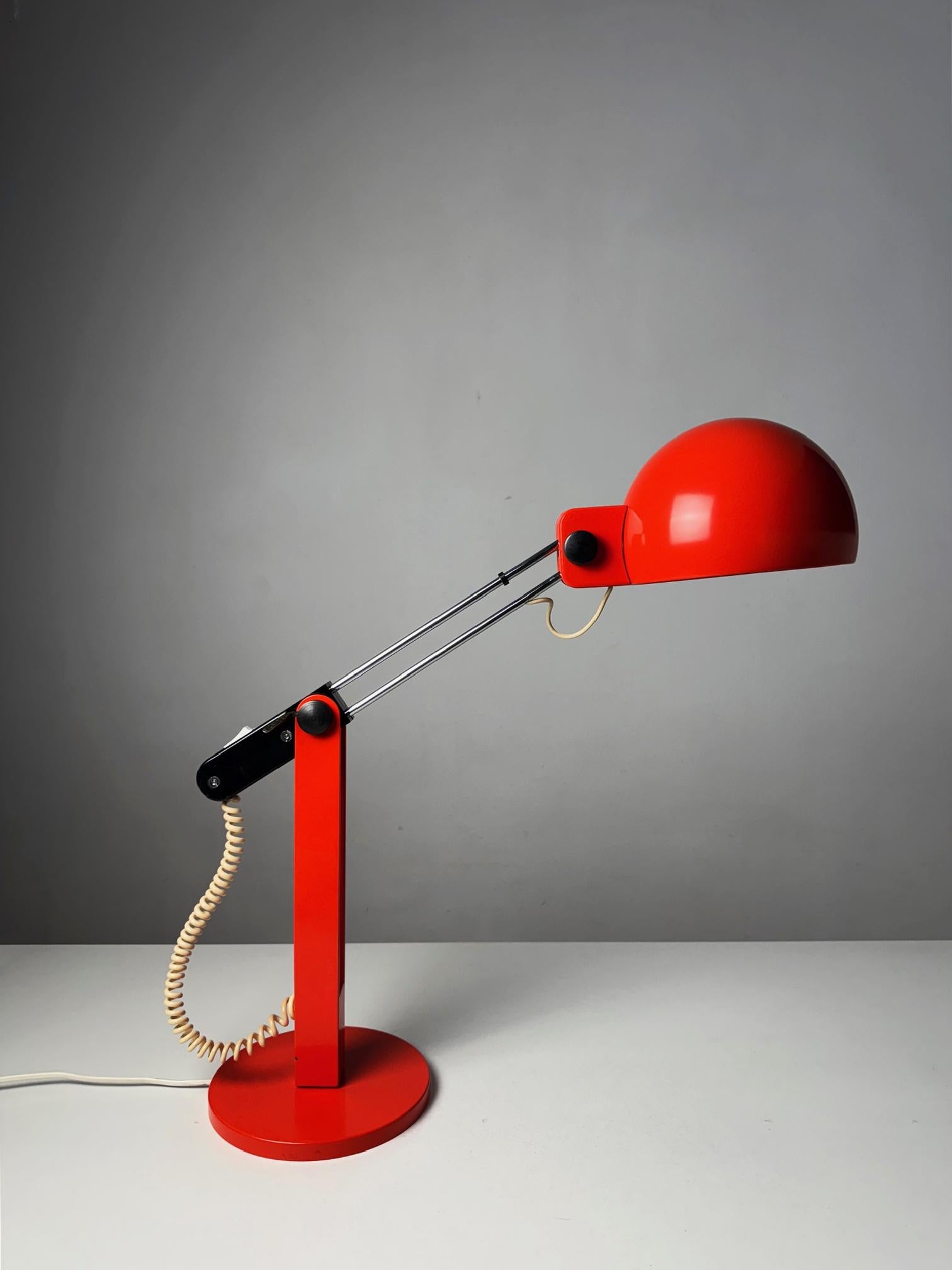 Tramo Large Swivel Orange Table Lamp by Miguel Milá: A 1970s Design Icon

The Tramo Large Swivel orange Table Lamp, designed by Miguel Milá in the 1970s, is a striking example of innovative and functional design from a master of mid-century modern