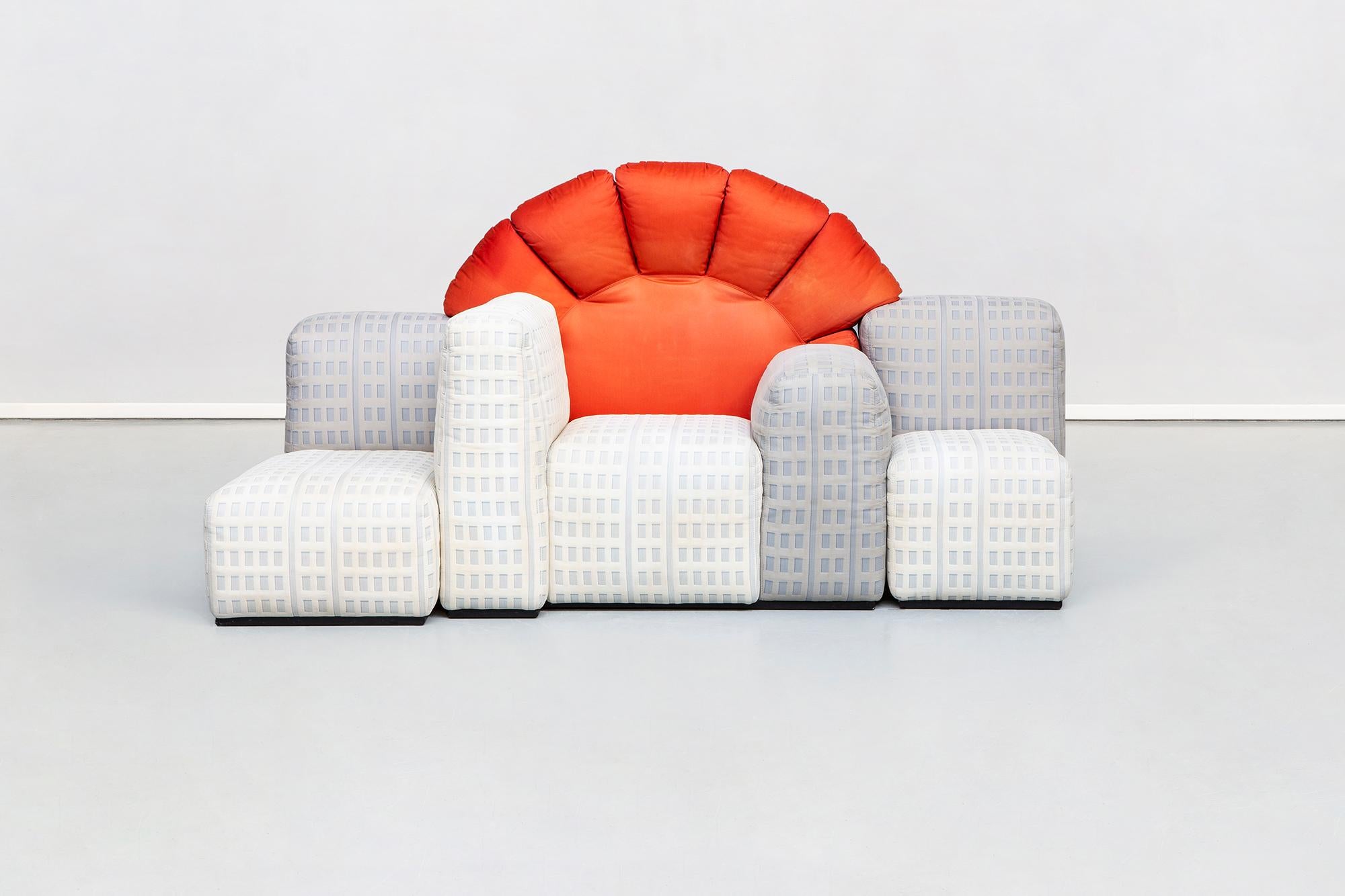 Tramonto, ein modulares New Yorker Sofa, entworfen von Gaetano Pesce für Cassina, 1984
Dies ist ein authentisches Meisterwerk des unkonventionellen italienischen Designers Gaetano Pesce aus dem Jahr 1984, das von Cassina in einer Auflage von nur 42