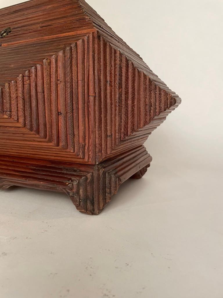 Boîte de Tramp Art, grande échelle et forme inhabituelle. Circa 1900 Bon état - En vente à Stamford, CT